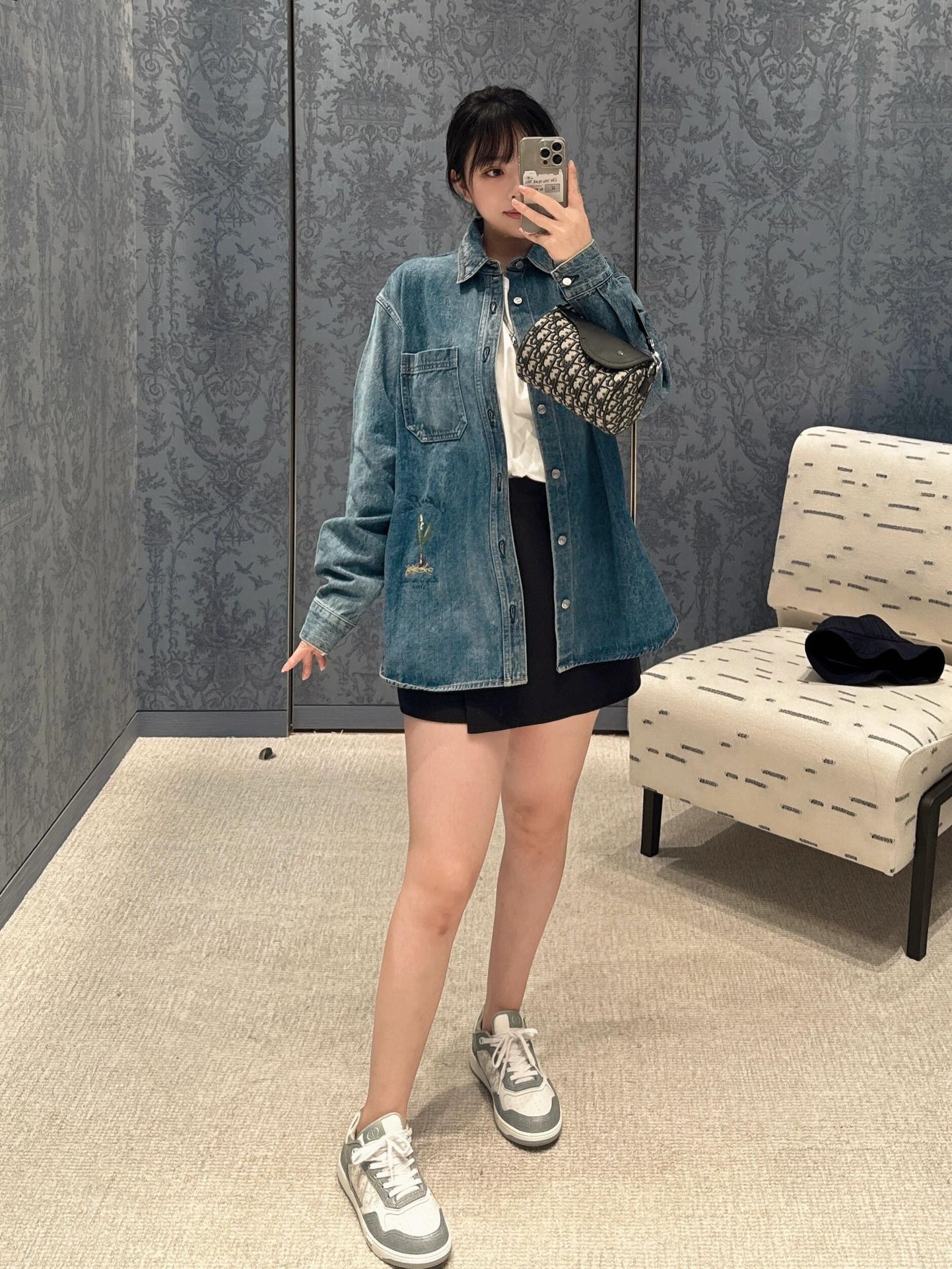 。Dior 刺绣牛仔外套
定制絮语缎雅棉 质感十足 舒适贴肤 饰以精美的铃兰花朵刺绣 以手写风格 Chr