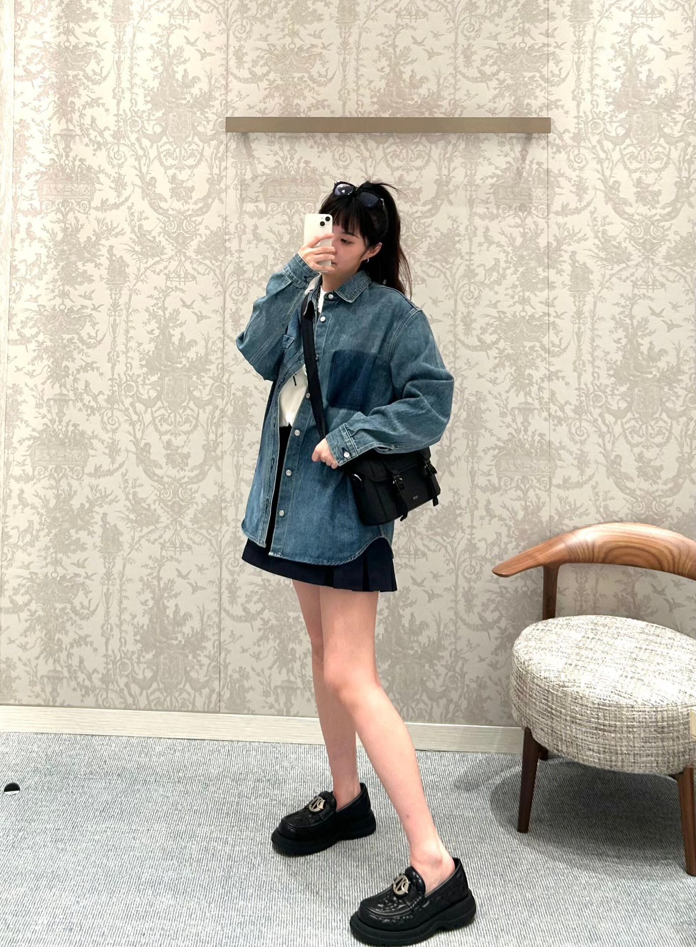 。Dior 刺绣牛仔外套
定制絮语缎雅棉 质感十足 舒适贴肤 饰以精美的铃兰花朵刺绣 以手写风格 Chr