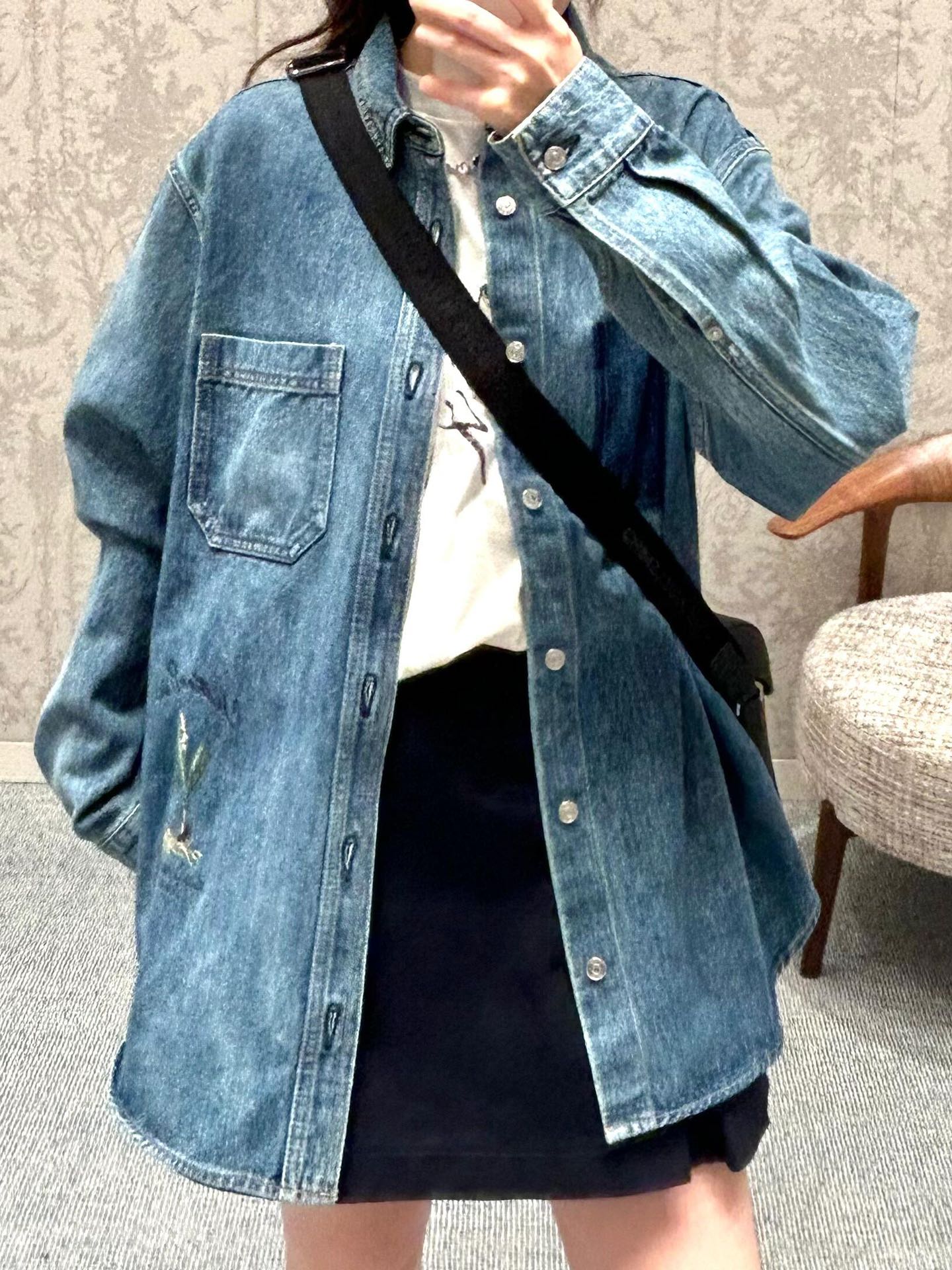 。Dior 刺绣牛仔外套
定制絮语缎雅棉 质感十足 舒适贴肤 饰以精美的铃兰花朵刺绣 以手写风格 Chr