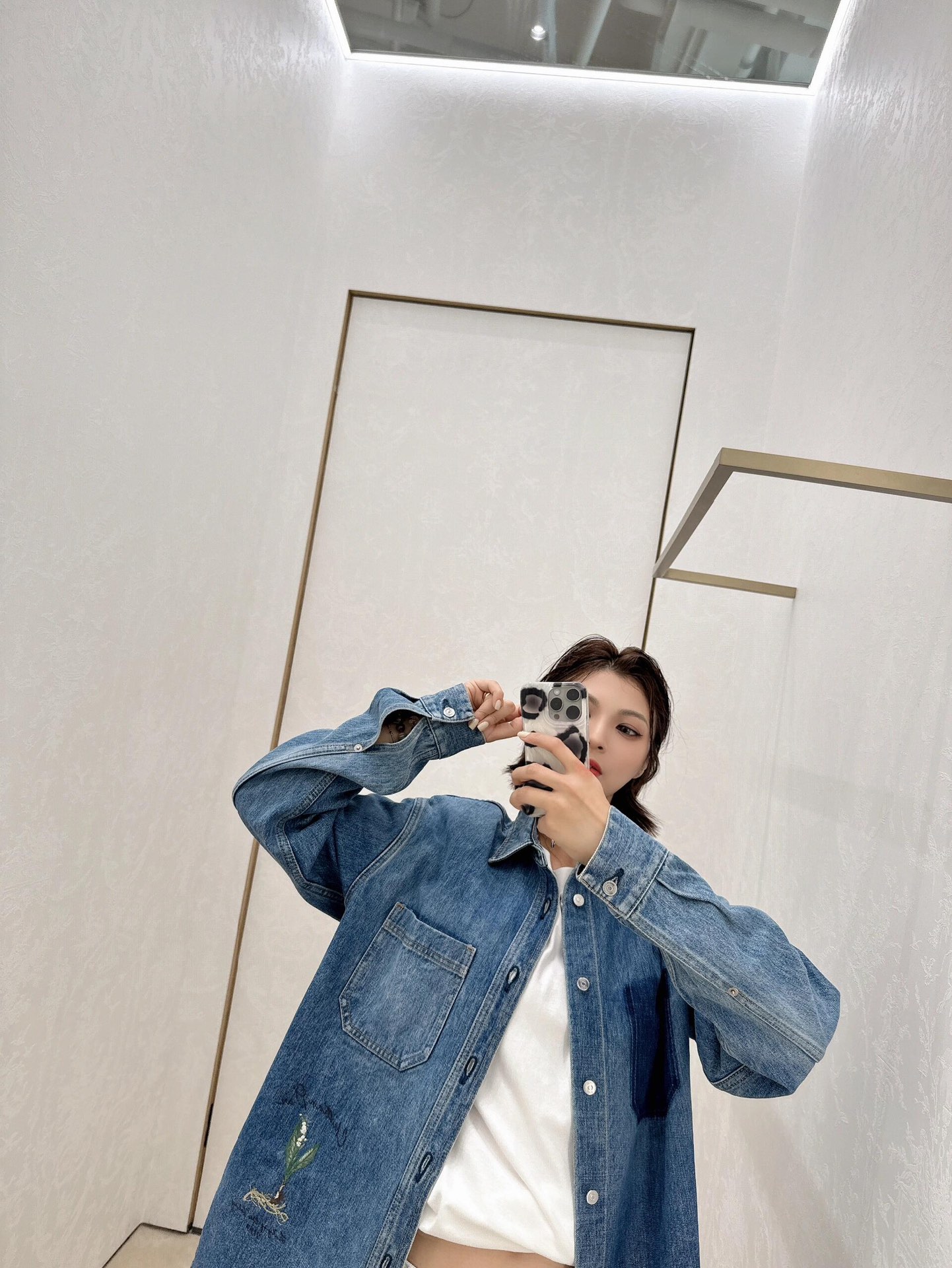 。Dior 刺绣牛仔外套
定制絮语缎雅棉 质感十足 舒适贴肤 饰以精美的铃兰花朵刺绣 以手写风格 Chr