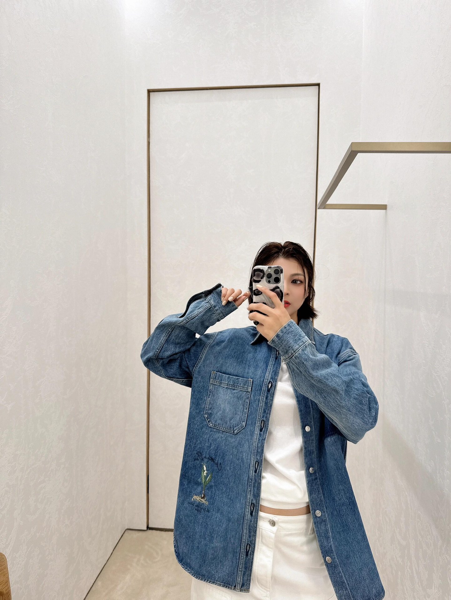 。Dior 刺绣牛仔外套
定制絮语缎雅棉 质感十足 舒适贴肤 饰以精美的铃兰花朵刺绣 以手写风格 Chr