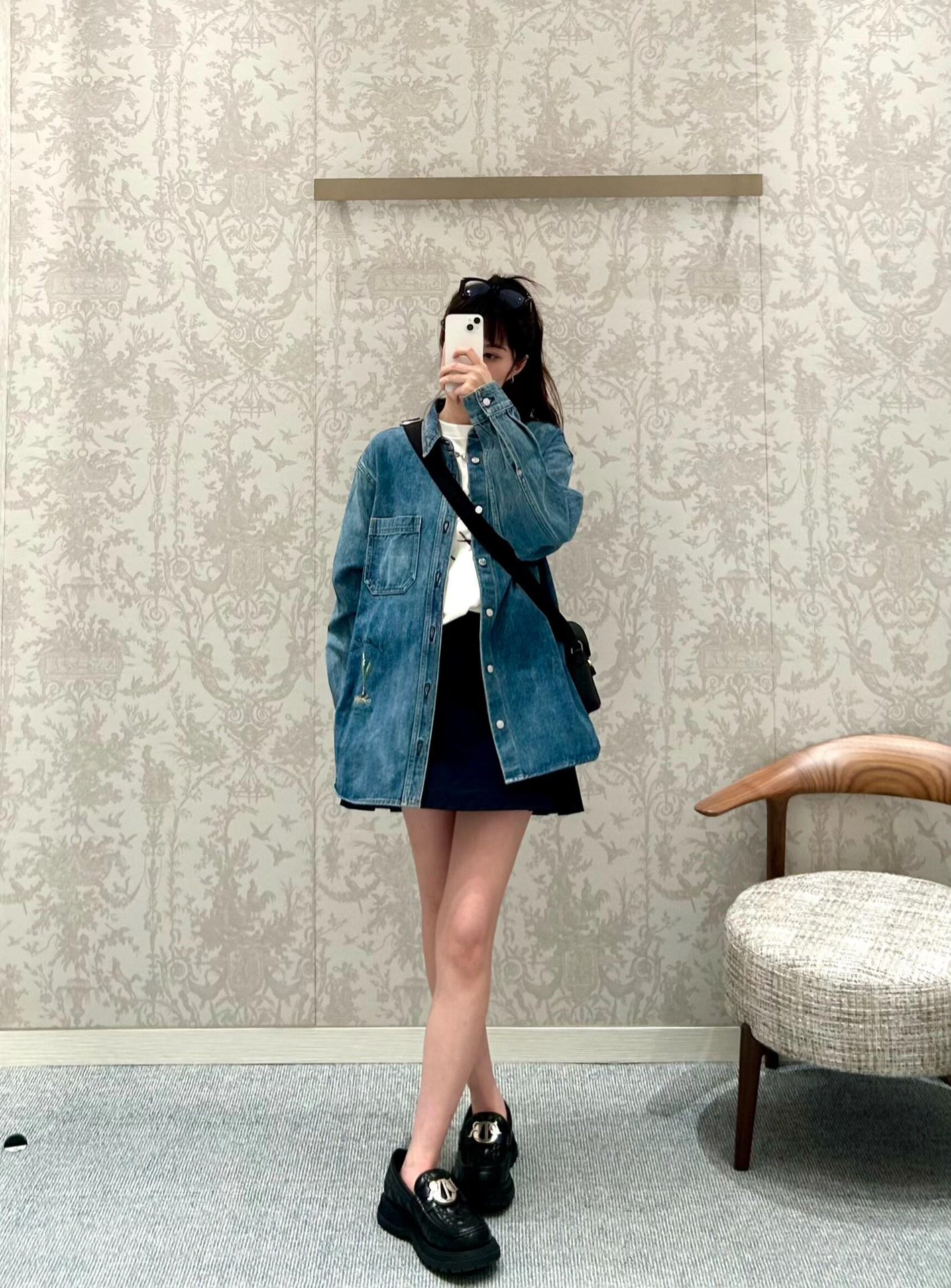 。Dior 刺绣牛仔外套
定制絮语缎雅棉 质感十足 舒适贴肤 饰以精美的铃兰花朵刺绣 以手写风格 Chr