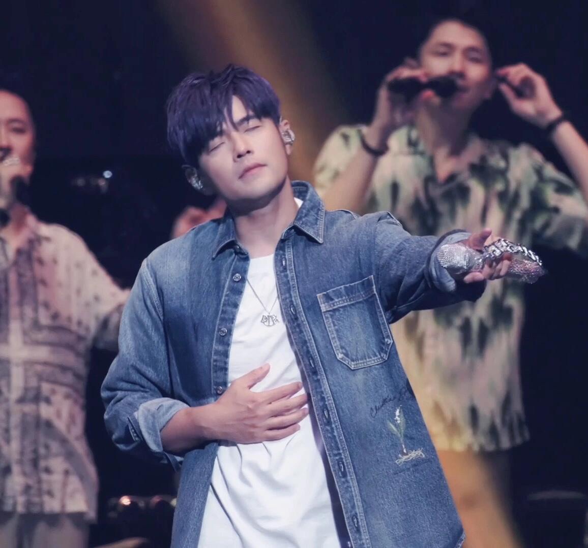 。Dior 刺绣牛仔外套
定制絮语缎雅棉 质感十足 舒适贴肤 饰以精美的铃兰花朵刺绣 以手写风格 Chr