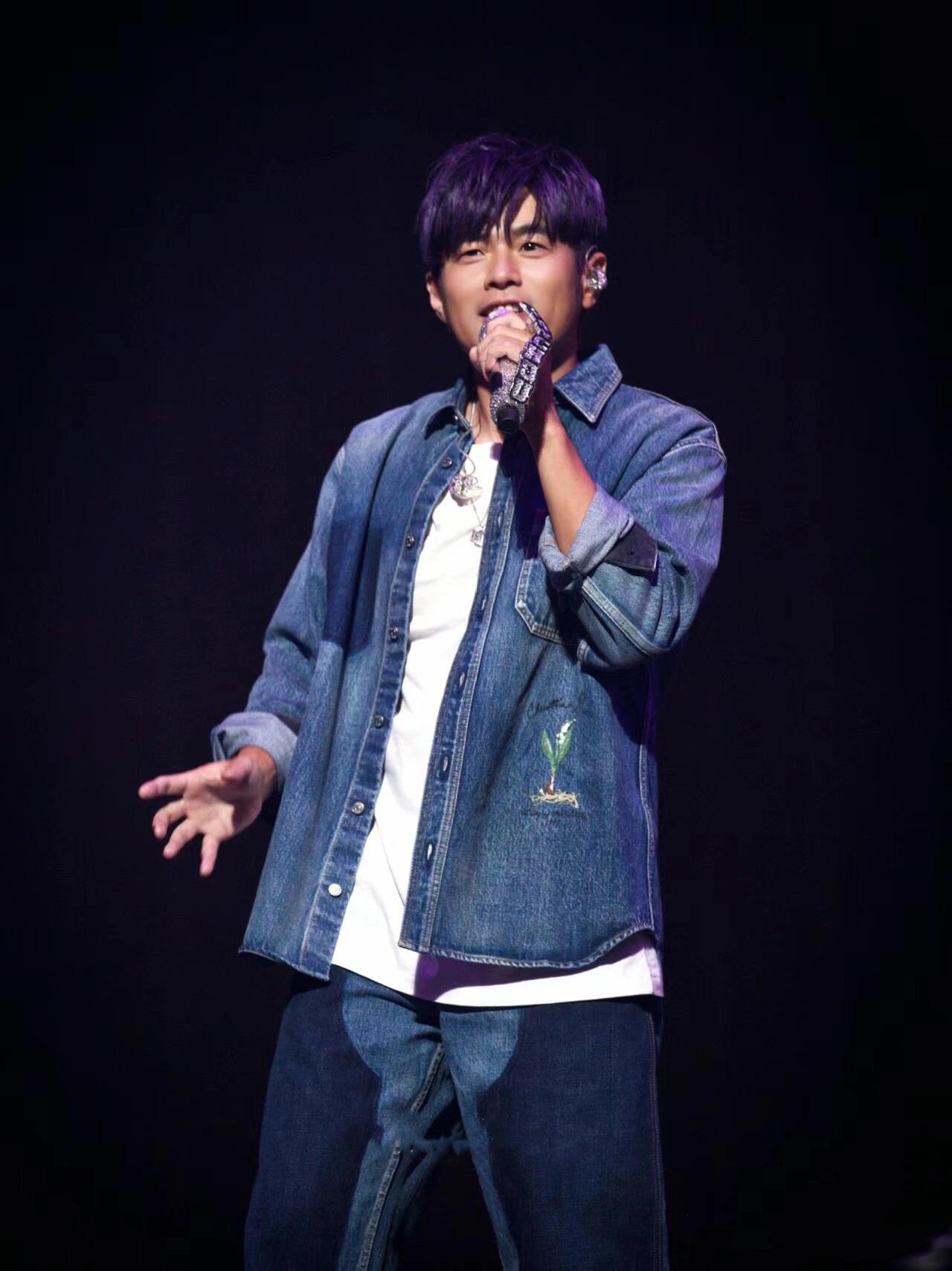 。Dior 刺绣牛仔外套
定制絮语缎雅棉 质感十足 舒适贴肤 饰以精美的铃兰花朵刺绣 以手写风格 Chr