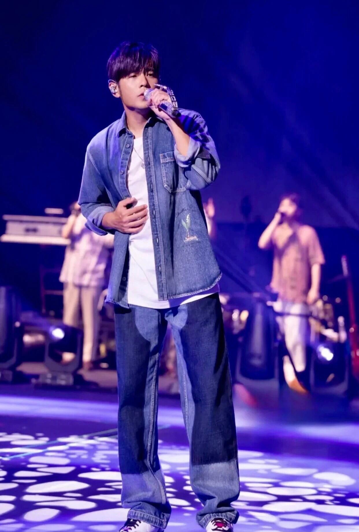 。Dior 刺绣牛仔外套
定制絮语缎雅棉 质感十足 舒适贴肤 饰以精美的铃兰花朵刺绣 以手写风格 Chr