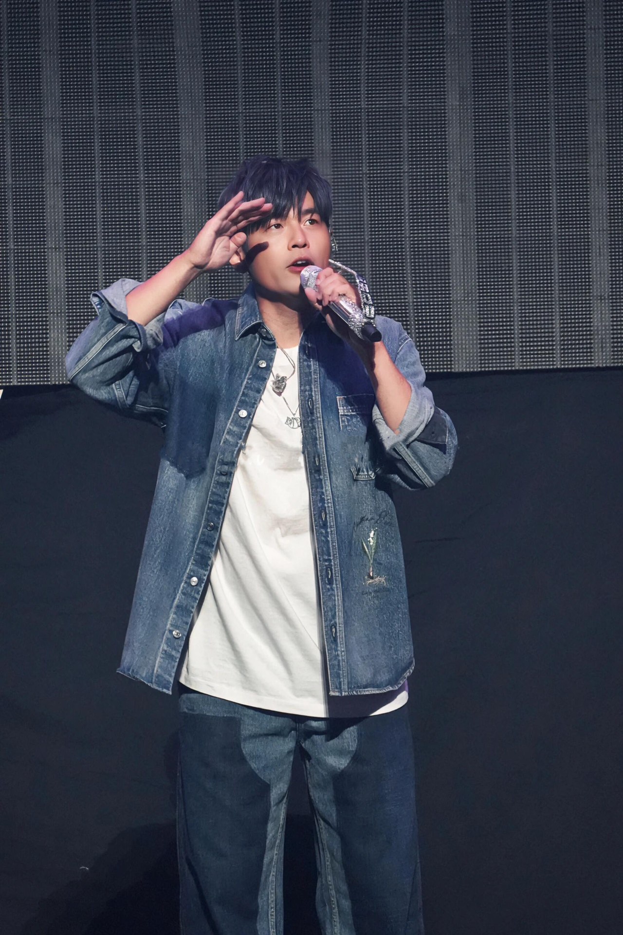 。Dior 刺绣牛仔外套
定制絮语缎雅棉 质感十足 舒适贴肤 饰以精美的铃兰花朵刺绣 以手写风格 Chr