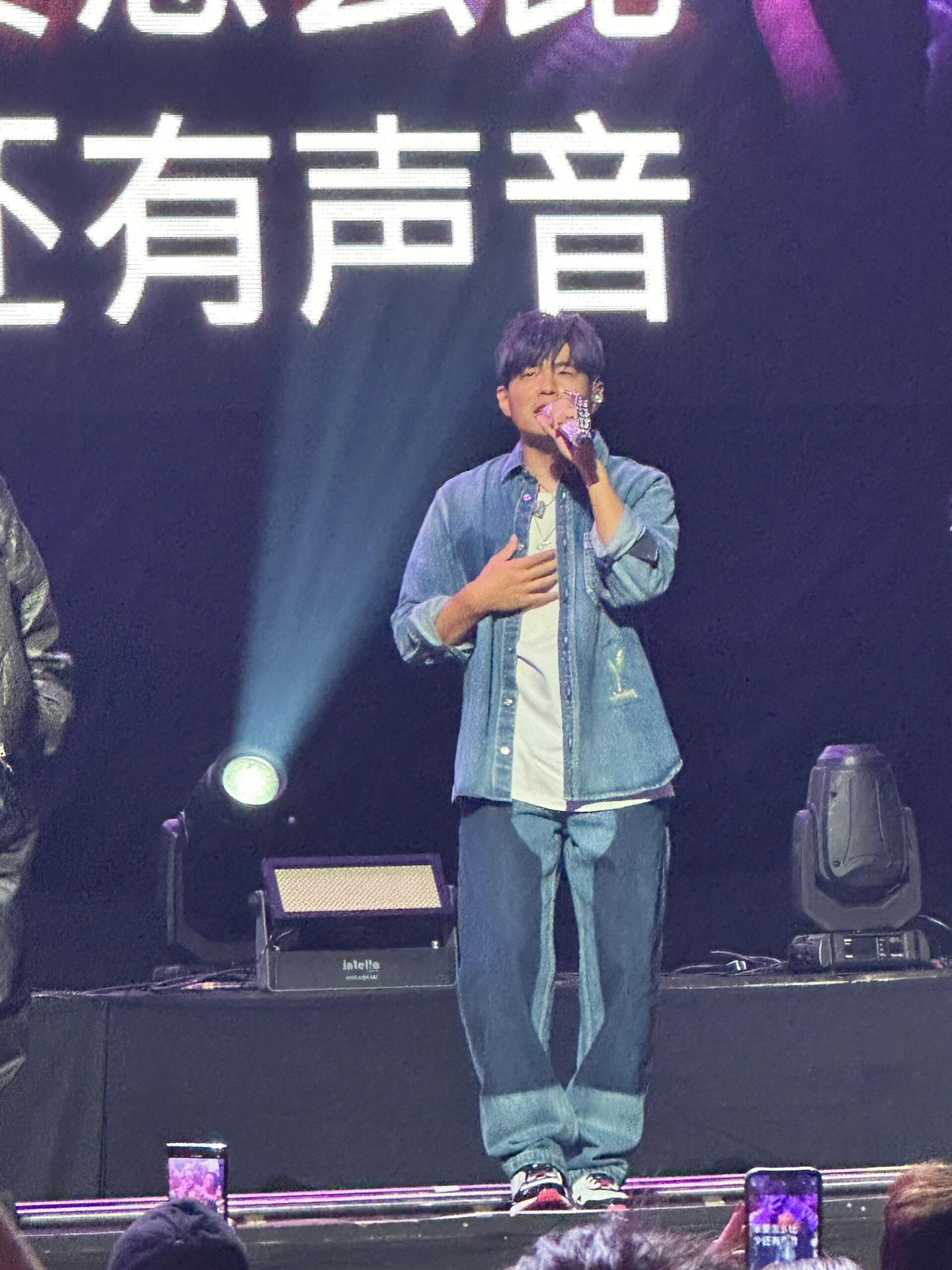 。Dior 刺绣牛仔外套
定制絮语缎雅棉 质感十足 舒适贴肤 饰以精美的铃兰花朵刺绣 以手写风格 Chr