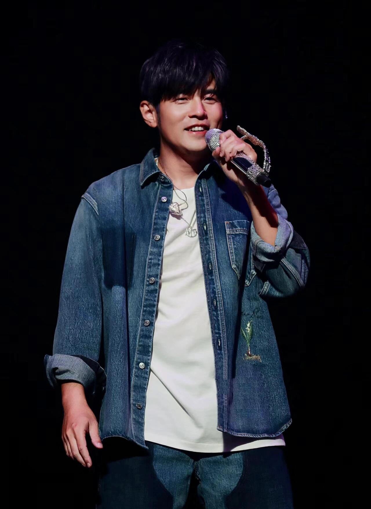 。Dior 刺绣牛仔外套
定制絮语缎雅棉 质感十足 舒适贴肤 饰以精美的铃兰花朵刺绣 以手写风格 Chr