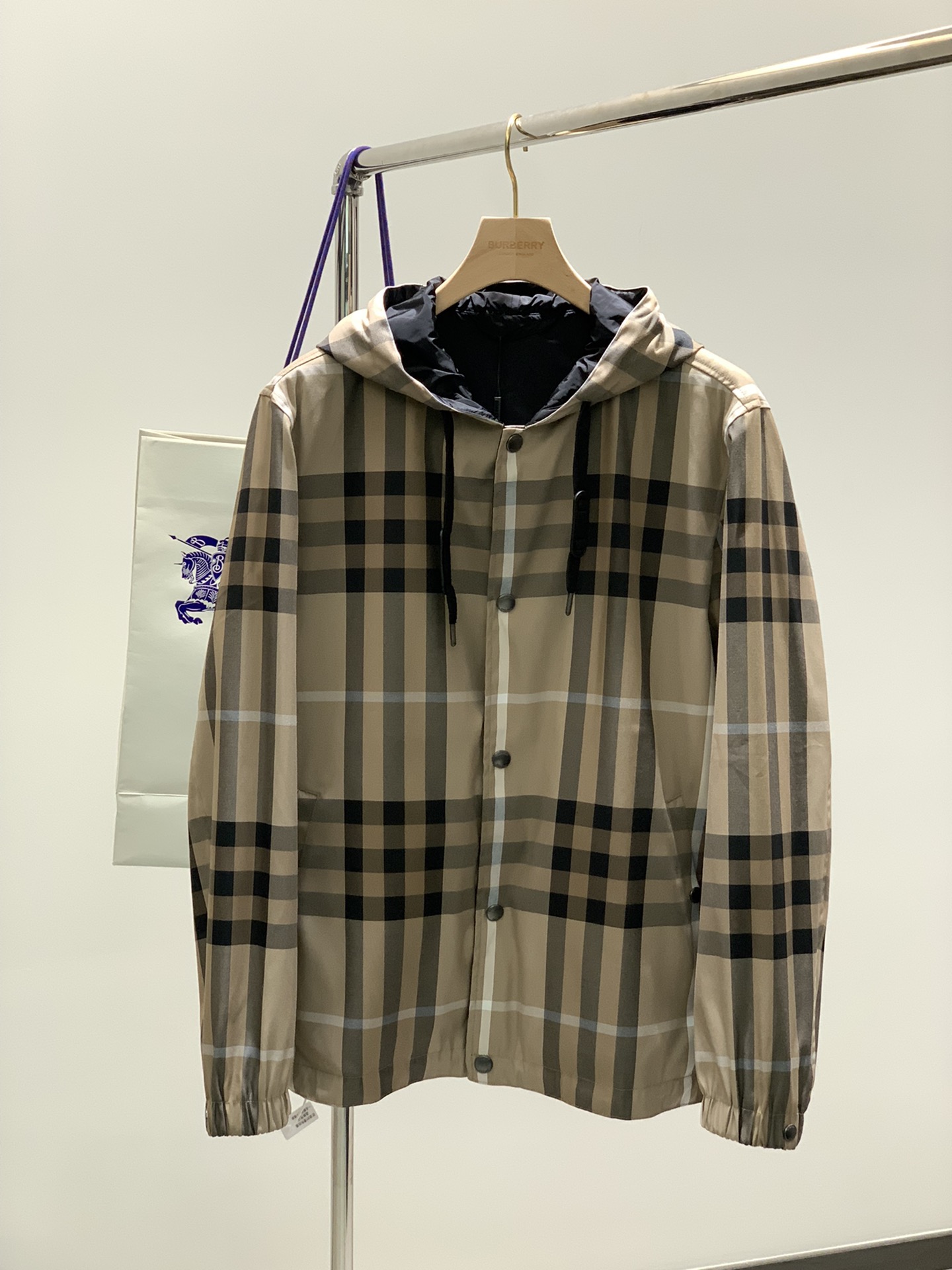 NO:626579,Reversible plaid hooded jacket, counter price 14160, compared to the original version, wear as genuine, size S-XXL,,,jackets & coats,hats,alexander wang19860909双面两穿格纹连帽夹克 专柜价14160 对标原版 ,当正品穿,码数S-XXL,,,jackets & coats,hats,alexander wang,Men's clothing