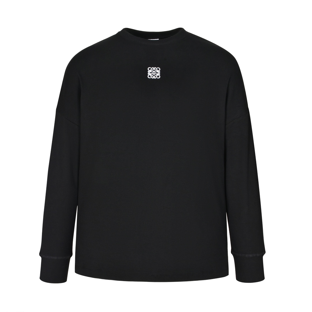 P200 [재고 있음] 로에베 24SS 로고 자수 긴팔 언더셔츠 (블랙) 사이즈 S, M, L. 정가 5,100원. 맞춤 제작된 260g 스트레치 트윌 코튼 소재에 네크라인에는 평직 골지 트리밍이 되어 있습니다. 원단은 먼지 방지를 위해 소성 처리되었으며, 브러싱 마감으로 매끄럽고 먼지 없는 표면을 자랑합니다. 피부에 닿는 감촉이 부드럽고 편안하며, 부드러움과 적당한 무게감을 동시에 갖춘 오리지널 제품과 동일한 질감을 선사합니다. 가슴 부분의 디자인은 화이트 브렐린다 10,000침 자수기를 사용하여 혼합 바늘 자수 기법과 색상에 맞춘 특수 자수사를 이용해 제작되었습니다. 자수 후, 실을 물에 담가 충전재를 녹여 입체감을 살렸습니다. 각 자수사는 서로 연결되지만 교차하지 않으며, 촘촘하고 섬세한 스티치로 선명하고 입체적인 패턴을 완성했습니다. 라운드넥과 여유로운 어깨선은 편안하면서도 스타일리시한 룩을 연출하며, 레이어드해서 입거나 단독으로 입기에도 좋고, 쉽게 알아볼 수 있는 디자인입니다. 10943