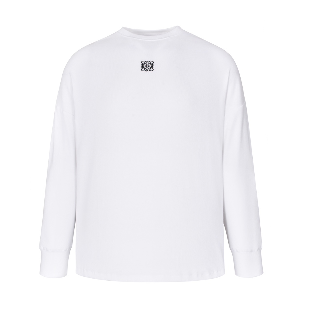 P200 [재고 있음] 로에베 24SS 로고 자수 긴팔 언더셔츠 (화이트) 사이즈 S, M, L. 정가 5,100원. 맞춤 제작된 260g 스트레치 트윌 코튼 소재에 심플한 골지 네크라인, 먼지와 보풀이 생기지 않도록 소성 처리. 부드럽고 매끄러운 촉감으로 피부에 닿는 느낌이 섬세합니다. 편안한 착용감과 부드러움, 적당한 무게감을 선사합니다. 원단 질감은 오리지널 제품을 그대로 재현했습니다. 가슴 부분의 디자인은 화이트 브렐린다 10,000침 자수기를 사용하여 혼합 바늘 자수 기법과 색상에 맞춘 특수 자수사를 이용해 제작했습니다. 자수 후 실을 물에 담가 충전재를 녹여 입체감을 살렸습니다. 각 자수사는 서로 연결되지만 교차하지 않도록 섬세하고 촘촘하게 수놓아 선명하고 강렬한 라인의 입체적인 패턴을 완성했습니다. 라운드넥과 드롭 숄더 디자인은 편안하면서도 스타일리시한 룩을 연출하며, 레이어드해서 입거나 단독으로 입기에도 좋고, 누구나 쉽게 알아볼 수 있는 디자인입니다. 10944