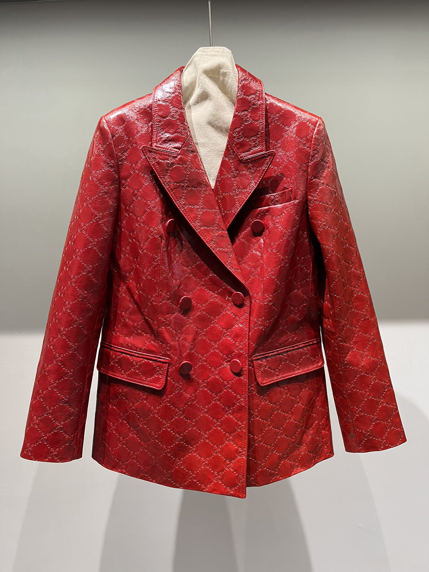 NO:723179,Gucci sheep patent leather embossed suit, slim fit, customized original lining, very high-end. It looks reddish under the spotlight, and is a bit darker in person, Gucci-clothing, gucci, business suit,19860909古奇羊漆皮压花西装,偏修身版型,定制原版里布,非常高档.射灯下偏红了,实物暗一点,古驰-服装,gucci,business suit,,Women's clothing