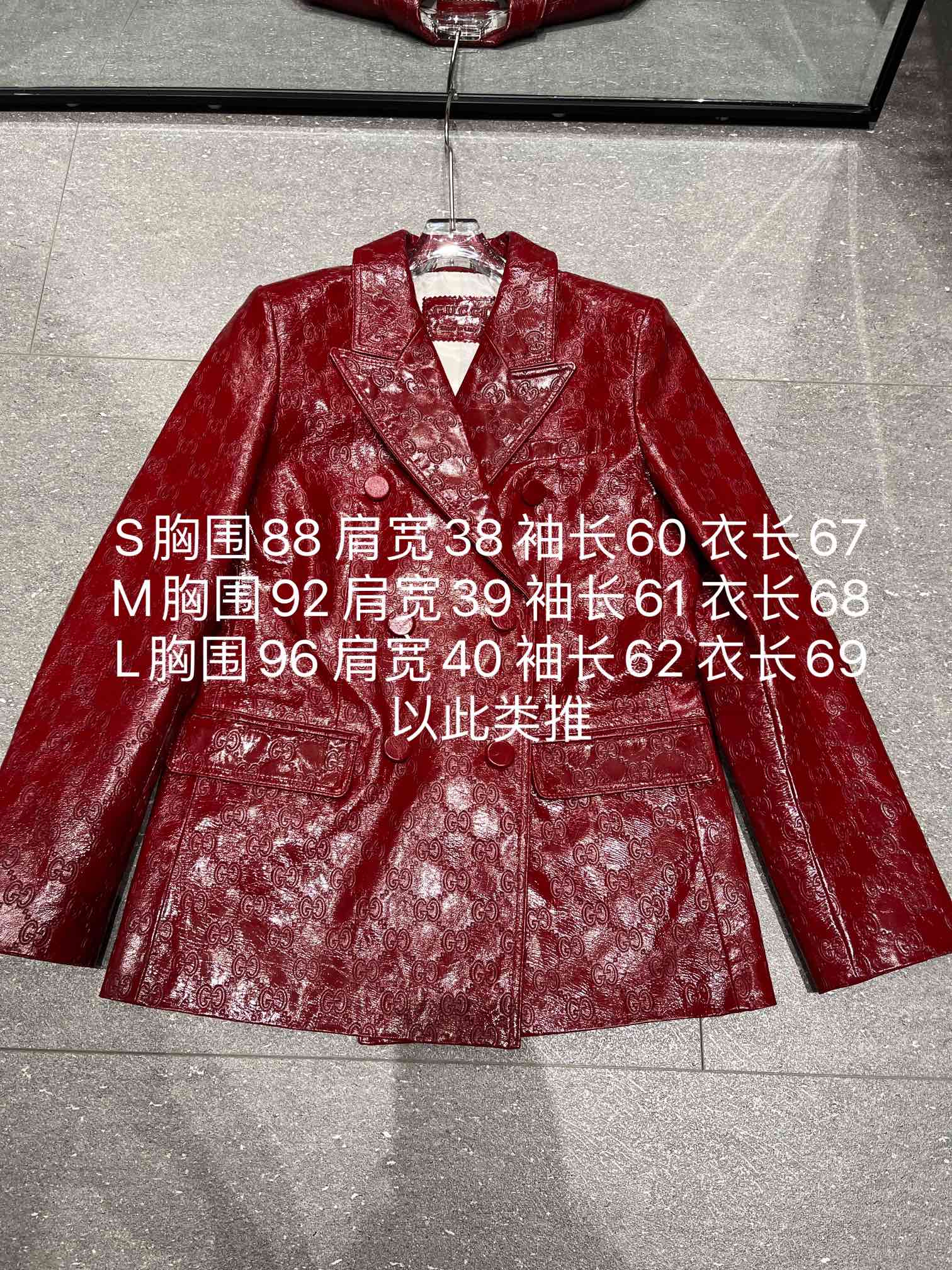 NO:723181,Gucci sheep patent leather embossed suit, slim fit, customized original lining, very high-end. It looks reddish under the spotlight, so the real thing is a bit darker. Size S-19860909古奇羊漆皮压花西装,偏修身版型,定制原版里布,非常高档.射灯下偏红了,实物暗一点 尺寸S- Xl码,偏修身版型,上身超级大牌,古驰-服装,gucci,business suit,,Women's clothing