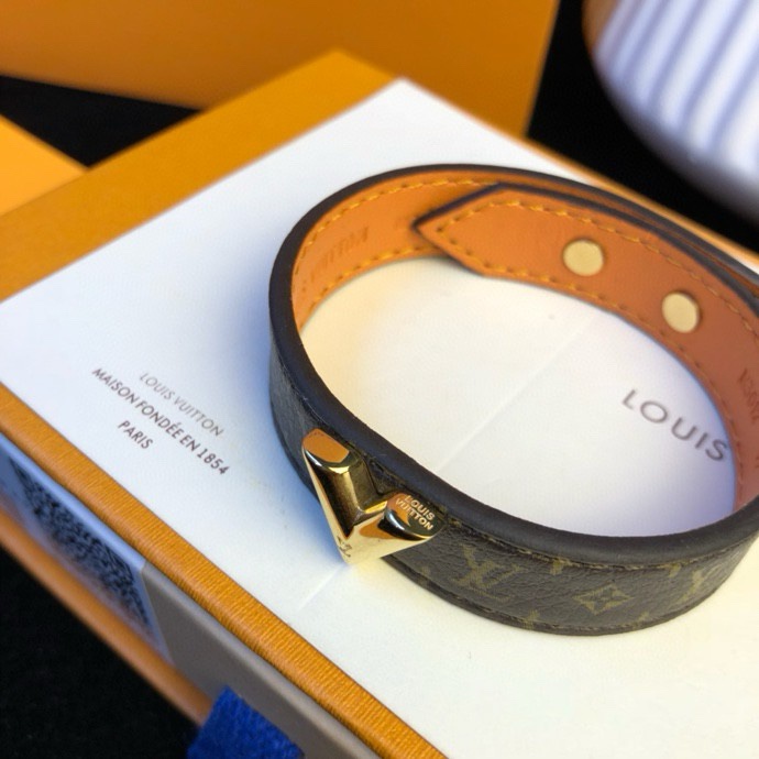 Louis Vuitton Sieraden Armbanden Geel Messing Kalfsleer Koeienhuid Vintage