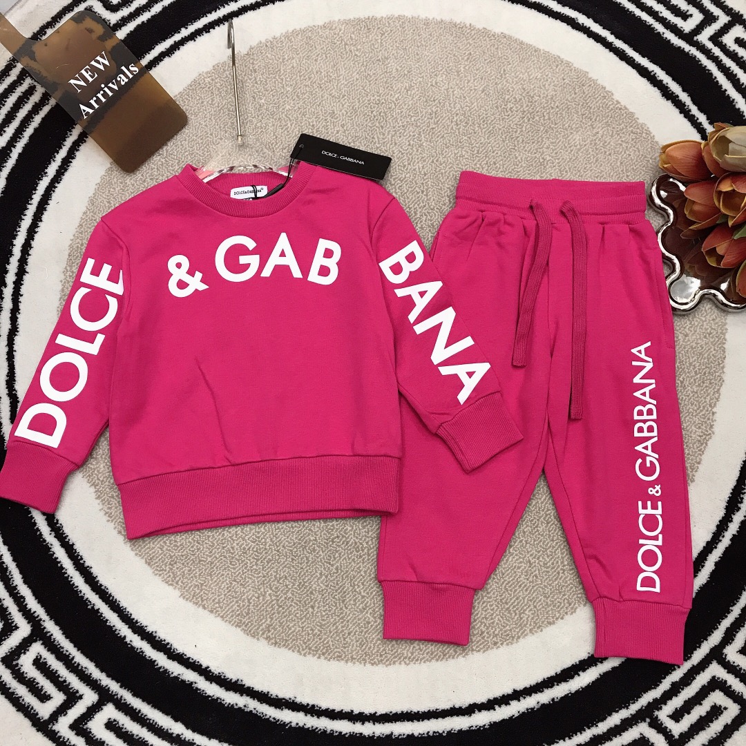 NO:209400,Size 90/2 100/1 110/1 DOLC*&GABBAN* DG Set Limited series [Pull-out sweatshirt trousers] Cabinet synchronous new style ~ Classic LOGO letter printing Made of pure cotton fabric with 320g terry weight, soft and comfortable, simple and fashionable, craftsmanship superposition, visible high quality, super stylish and beautiful, special price, Dolce&Gabbana, hoodie, sweatshirts,19860909尺码90/2 100/1 110/1 DOLC*&GABBAN* DG套装 限定系列【套头卫衣长裤】柜子同步新款～经典LOGO字母印花 采用克重320g毛圈纯棉面料材质制作 柔软舒适 简约时尚 工艺叠加 看得见的高品质 超级有型又好看,特价款,Dolce&Gabbana,hoodie,sweatshirts,,Children's