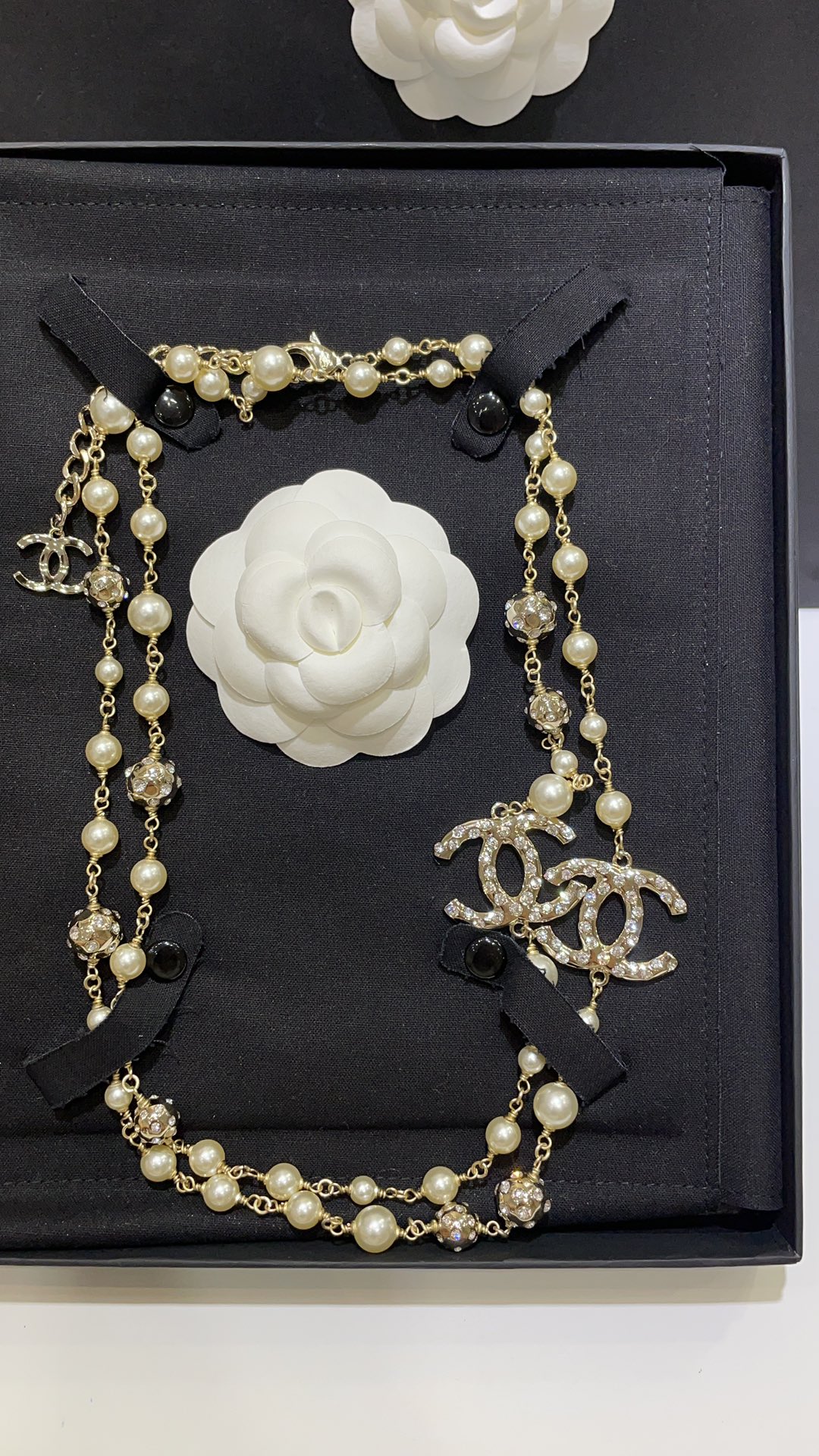 NO:816439,88390, long style arrived today, 24B new light gold full diamond double C ball pearl sweater chain, small gold ball with diamonds x pearls, a combination of punk and gentleness. The long sweater chain design is full of aura when worn on the upper body. It can be worn twice as a double-layered necklace and has a sense of presence. Z version customized. Brass material. Czech diamonds, sweaters, necklace, Cardia high-end jewelry.1986090988390,今日到货长款 24B新款浅金色满钻双C圆球珍珠毛衣链 镶钻小金球x珍珠 朋克与温柔的结合 长款毛衣链设计佩戴上身气场十足 绕两圈当双层项链佩戴也很有存在感 z版定制 黄铜材质 捷克钻,,sweaters,necklace,卡迪亚高端饰品,Jewelry