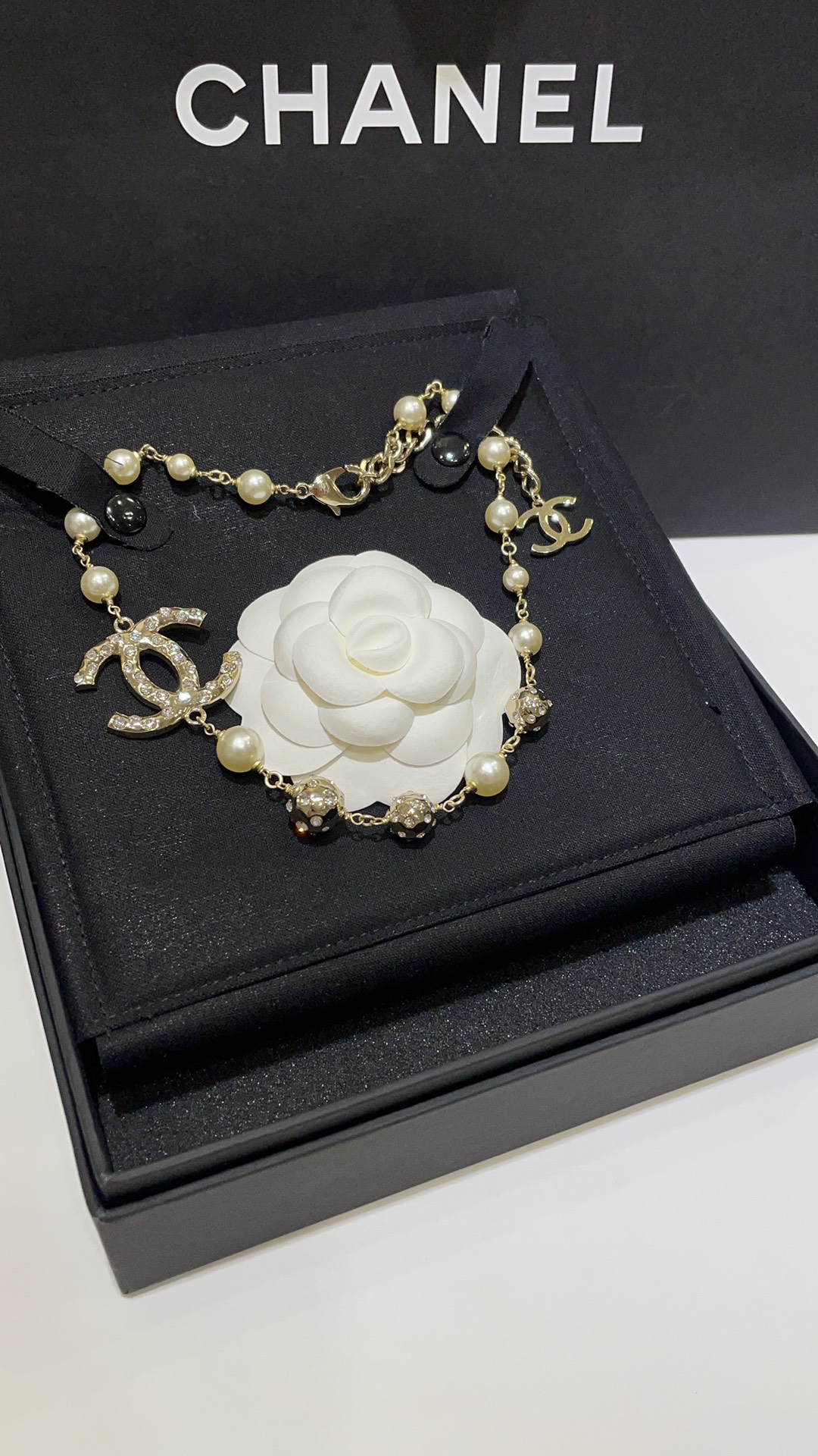 NO:107253,Number XXL0343 [ch*nel latest spherical pearl diamond-set necklace] consistent ZP brass material 24B new light gold full diamond double C ball pearl necklace diamond-set small gold ball x pearl combination punk and gentle double Clogo is very recognizable The upper body is too eye-catching, jewelry quality, christian louboutin, necklace19860909编号XXL0343【ch*nel最新款圆球形珍珠镶钻项链】一致ZP黄铜材质 24B新款浅金色满钻双C圆球珍珠项链 镶钻小金球x珍珠 朋克与温柔的结合 双Clogo非常有辨识度 上身太吸睛啦,饰品精品,christian louboutin,necklace,Jewelry