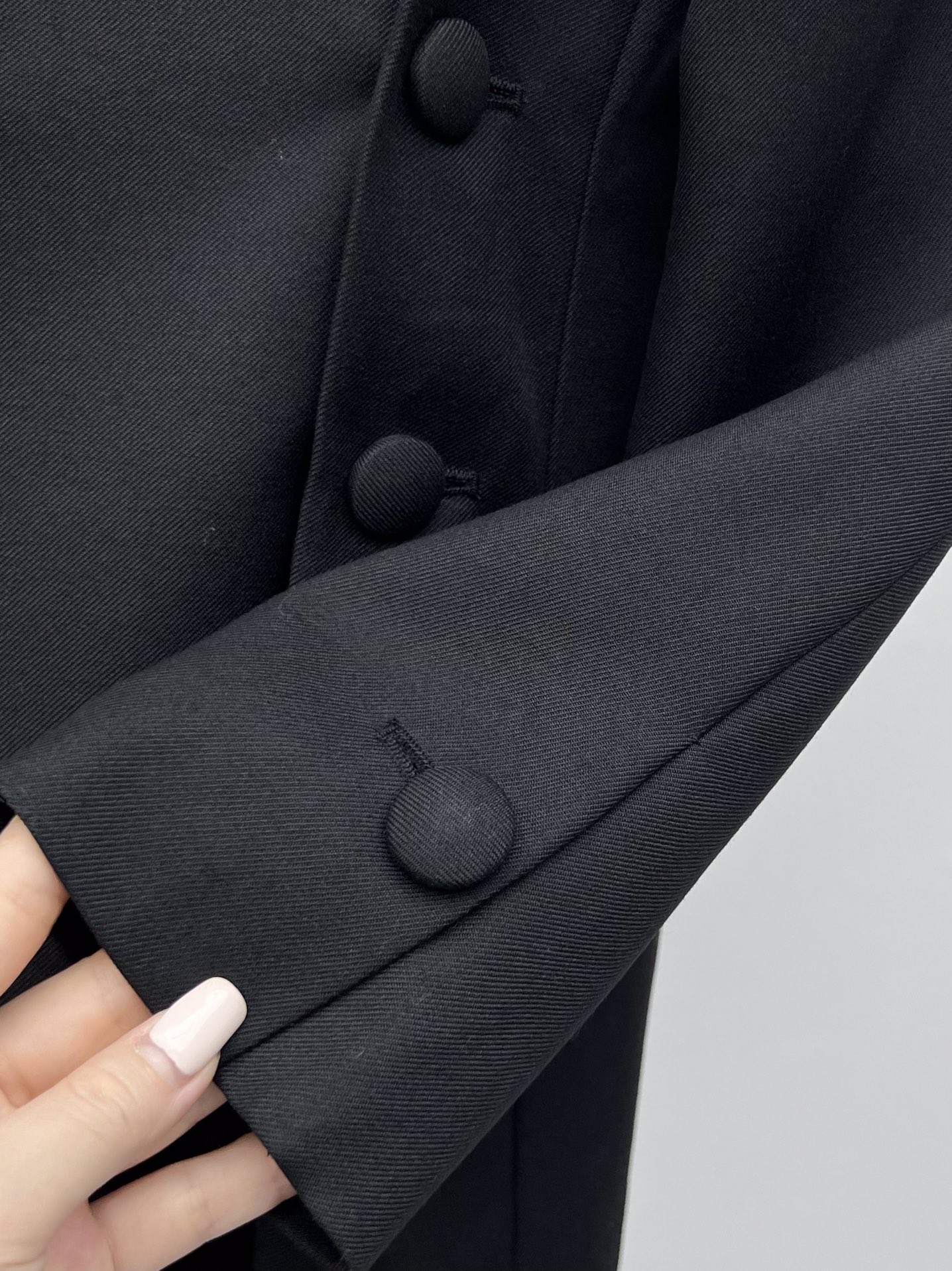 Givenchy Single-Rate Wool Suit with Cushion Shoulder Cutting and Button Details - 图片 5