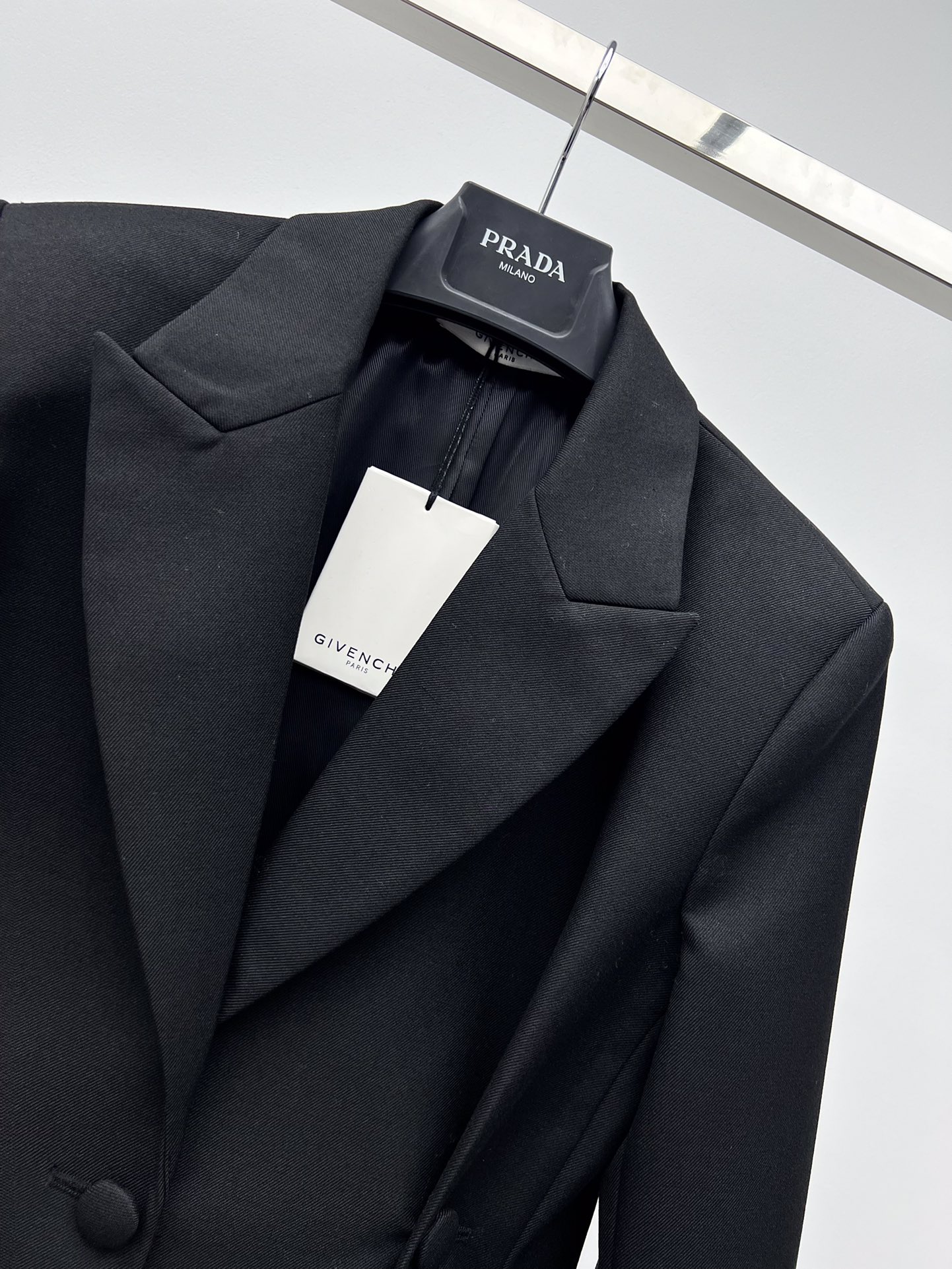Givenchy Single-Rate Wool Suit with Cushion Shoulder Cutting and Button Details - 图片 2