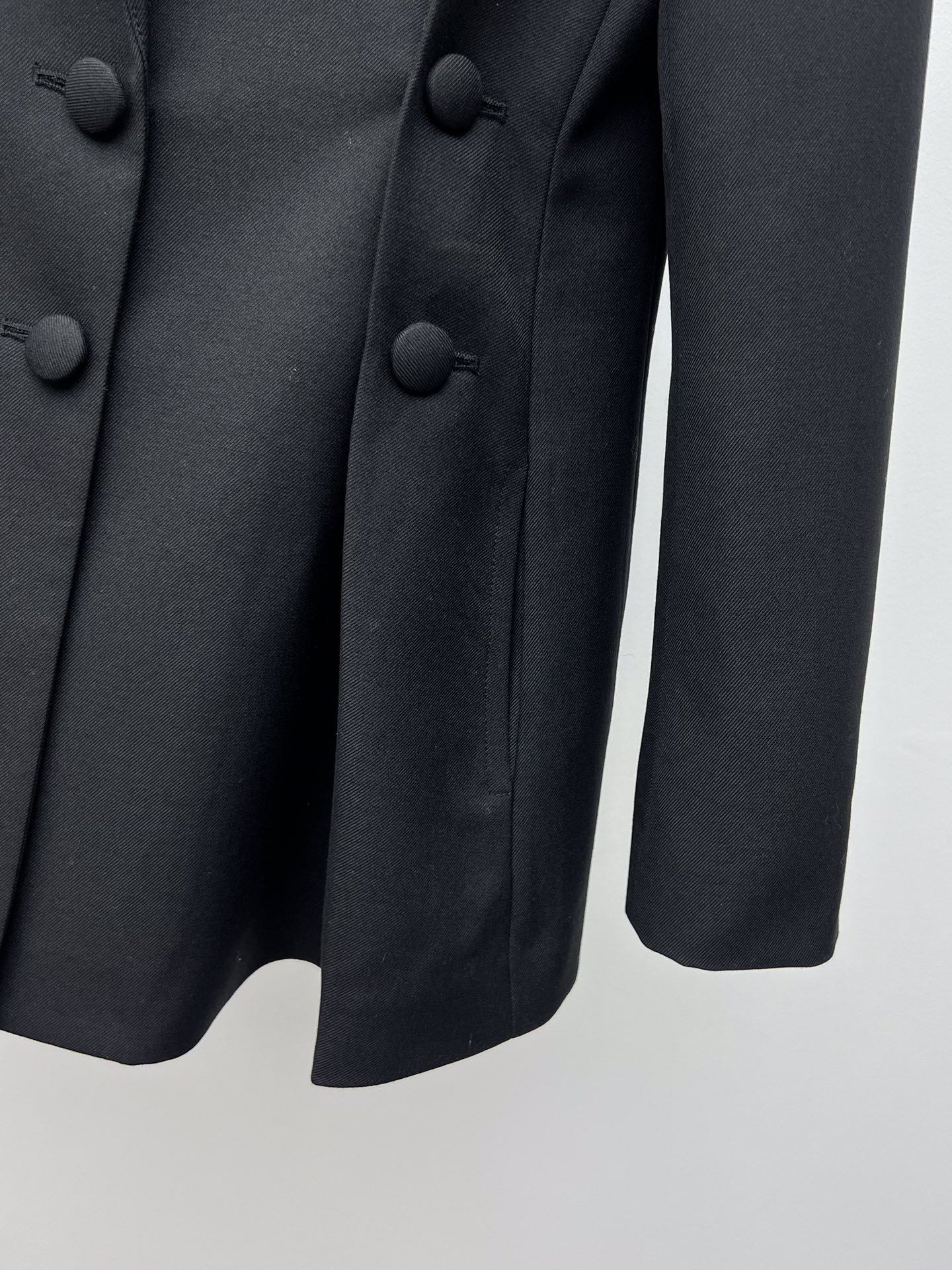 Givenchy Single-Rate Wool Suit with Cushion Shoulder Cutting and Button Details - 图片 4