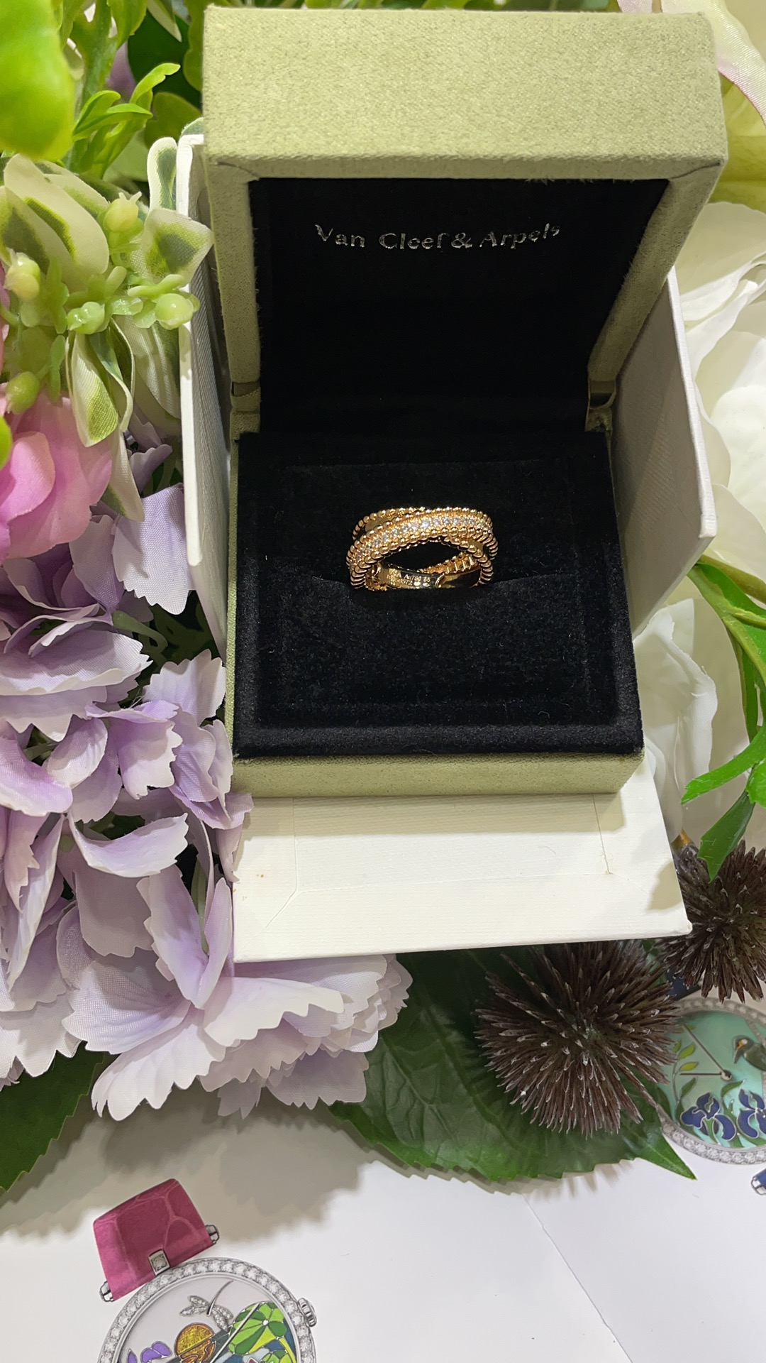 NO:631564,88280, today’s new product double-layer cross & high-end jewelry series gold bead double-layer cross ring rose gold model. The cross-overlapping double-layer design is half diamond-set and half glossy. It is matched with the iconic golden ball. It shows elegance in a low-key manner. It has the feeling of antique vintage jewelry. ZP real gold and real diamonds. The price is w. Customized silver material, thick plated real gold high-carbon diamonds, CNC process, code number 52-54-56, corresponding to size 6--8, ring, Cartier high-end jewelry.1986090988280,今日新品双层交叉  & 高级珠宝系列金珠双层交叉戒指玫瑰金色款 交叉重叠的双层设计一半镶钻一半光面 搭配标志性金色滚珠 低调中彰显优雅 非常有古董vintage珠宝的感觉 zp真金真钻 价格w多 定制银材质厚镀真金高碳钻 cnc工艺 码数52-54-56 对应6--8码,,ring,卡迪亚高端饰品,Jewelry