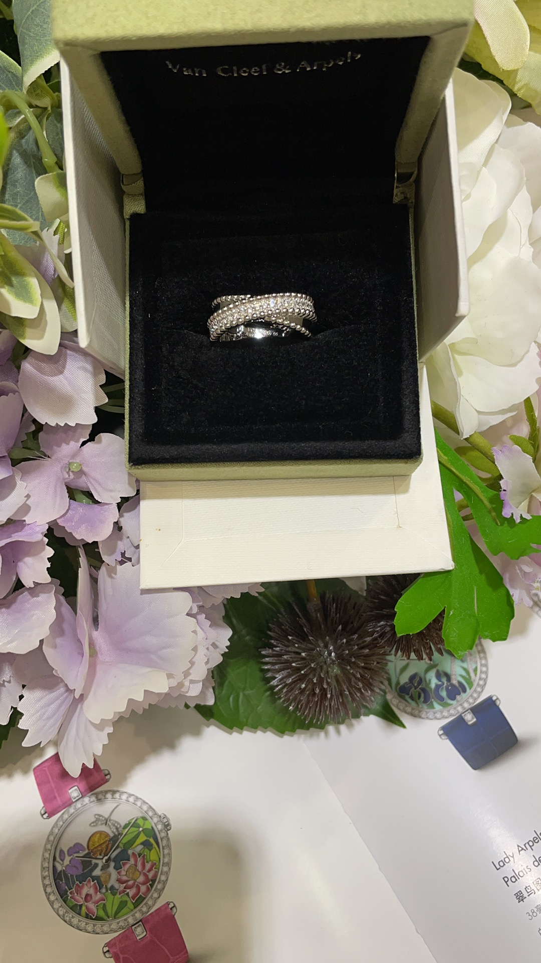 NO:631570,20. Today’s new product double-layer cross & high-end jewelry series gold bead double-layer cross ring white gold model. The cross-overlapping double-layer design is half diamond-set and half glossy. It is matched with the iconic golden ball. It shows elegance in a low-key manner. It has the feeling of antique vintage jewelry. ZP real gold and real diamonds. The price is w. Customized silver material, thick plated real gold high-carbon diamonds, CNC process, code number 52-54-56, corresponding to 6-7-code, ring, Cartier high-end jewelry.1986090920, 今日新品双层交叉  & 高级珠宝系列金珠双层交叉戒指白金色款 交叉重叠的双层设计一半镶钻一半光面 搭配标志性金色滚珠 低调中彰显优雅 非常有古董vintage珠宝的感觉 zp真金真钻 价格w多 定制银材质厚镀真金高碳钻 cnc工艺 码数52-54-56 对应6-7-码,,ring,卡迪亚高端饰品,Jewelry