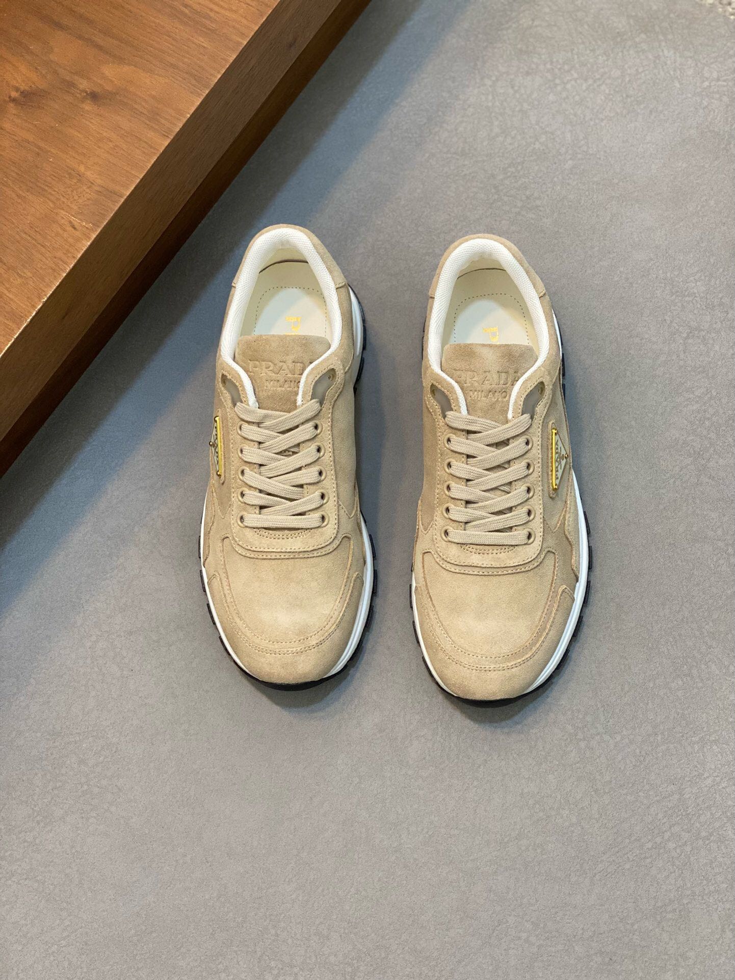 NO:217394,Brand P R A D A Color Original Color Pair Number 39-44 Customized 45 Price Material Prada New Product Original Single-Place Low-top Casual Sports Shoes!  The upper is made of original soft cowhide with Prada logo cowhide inner lining. The original molded outsole of cowhide is made of high quality, worth owning. Prada, prada, sneakers, cowhide19860909品牌P R A D A 颜色原版配色 码数39-44定做45 价格 材质普拉达新品原单货低帮休闲运动鞋！鞋面采用原版柔软牛皮搭配普拉达标识牛皮内里 牛皮垫脚原版开模大底、高品质值得拥有,普拉达,prada,sneakers,cowhide,Men's shoes