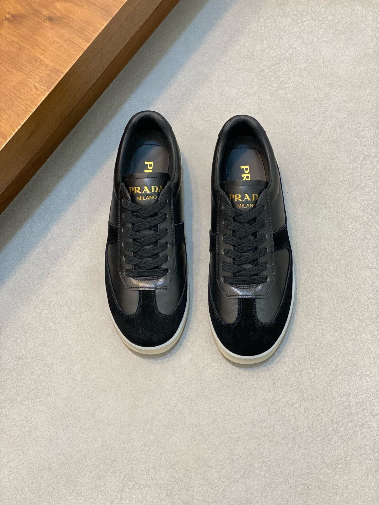 NO:219331,Brand P R A D A Color Original Color Code Number 39-44 Standard Code Price Material Prada New Product Original Single-Custom Low-top Casual Sports Shoes!  The upper is made of original soft cowhide with Prada logo cowhide inner lining. The original molded outsole of cowhide is made of high quality, worth owning. Prada, prada, sneakers, cowhide19860909品牌P R A D A 颜色原版配色 码数39-44标准码 价格 材质普拉达新品原单货低帮休闲运动鞋！鞋面采用原版柔软牛皮搭配普拉达标识牛皮内里 牛皮垫脚原版开模大底、高品质值得拥有,普拉达,prada,sneakers,cowhide,Men's shoes