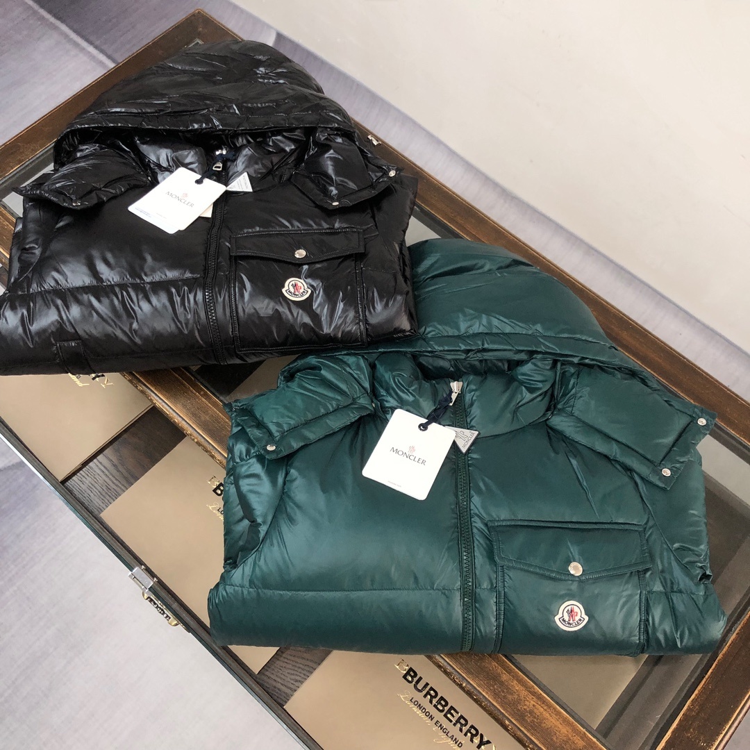羽绒 Moncler 蒙口# 官网专柜同步上新!剪裁打造干练姿态身着😎2025 秋冬Moncler主线系