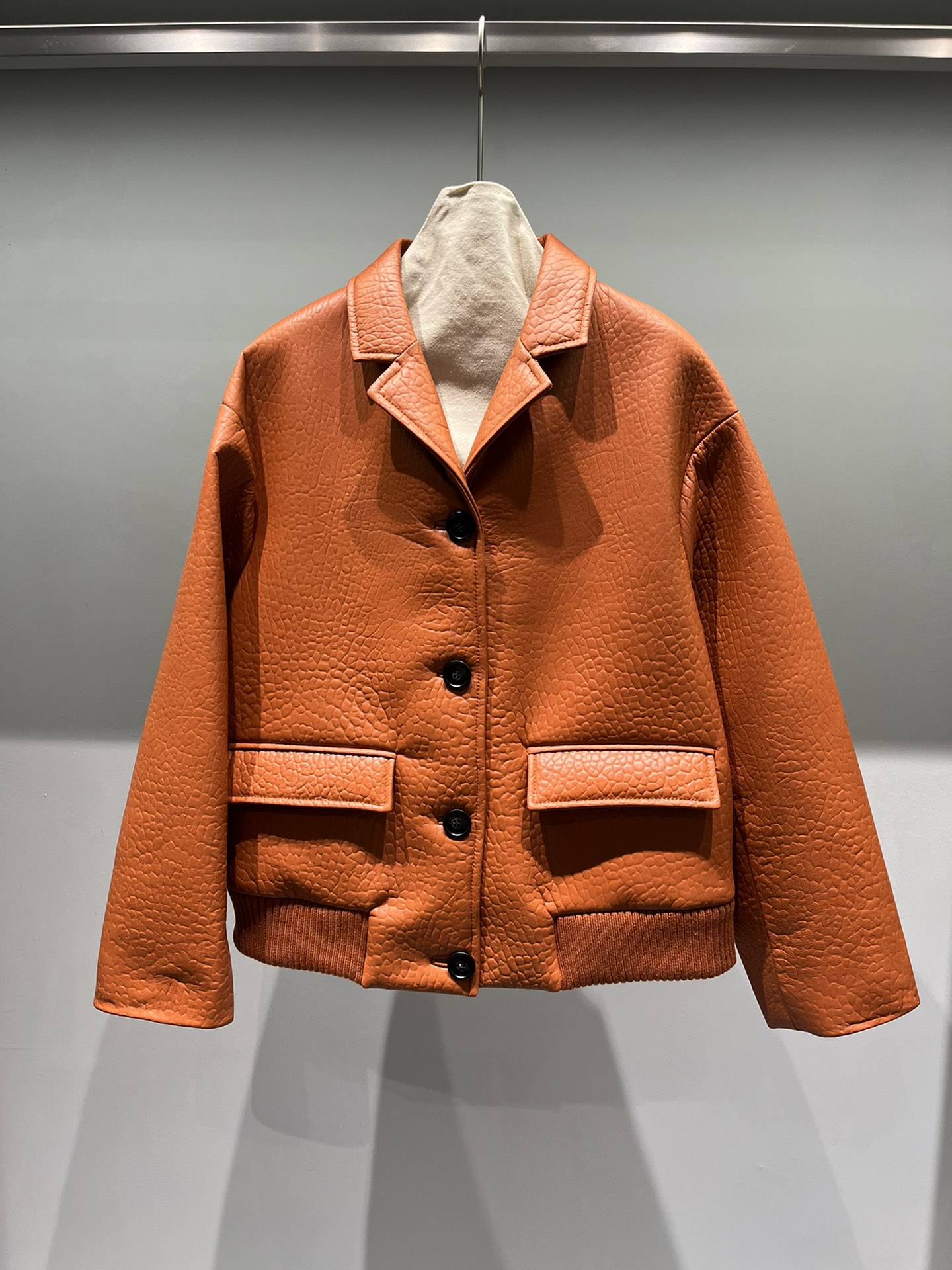 NO:777670,Miu Miu wide version jacket, sheepskin composite sponge creates a fluffy effect and then presses out the big bubble texture. There are many processes, the shipment is slow, and we do not accept urgent orders. Miu Miu-clothing, jackets & coats, sheepskin,19860909缪缪阔版外套,羊皮复合海绵营造出蓬蓬的效果再压出大泡的纹路,工序比较多,出货比较慢,不接急单,缪缪-服装,jackets & coats,sheepskin,,Women's clothing