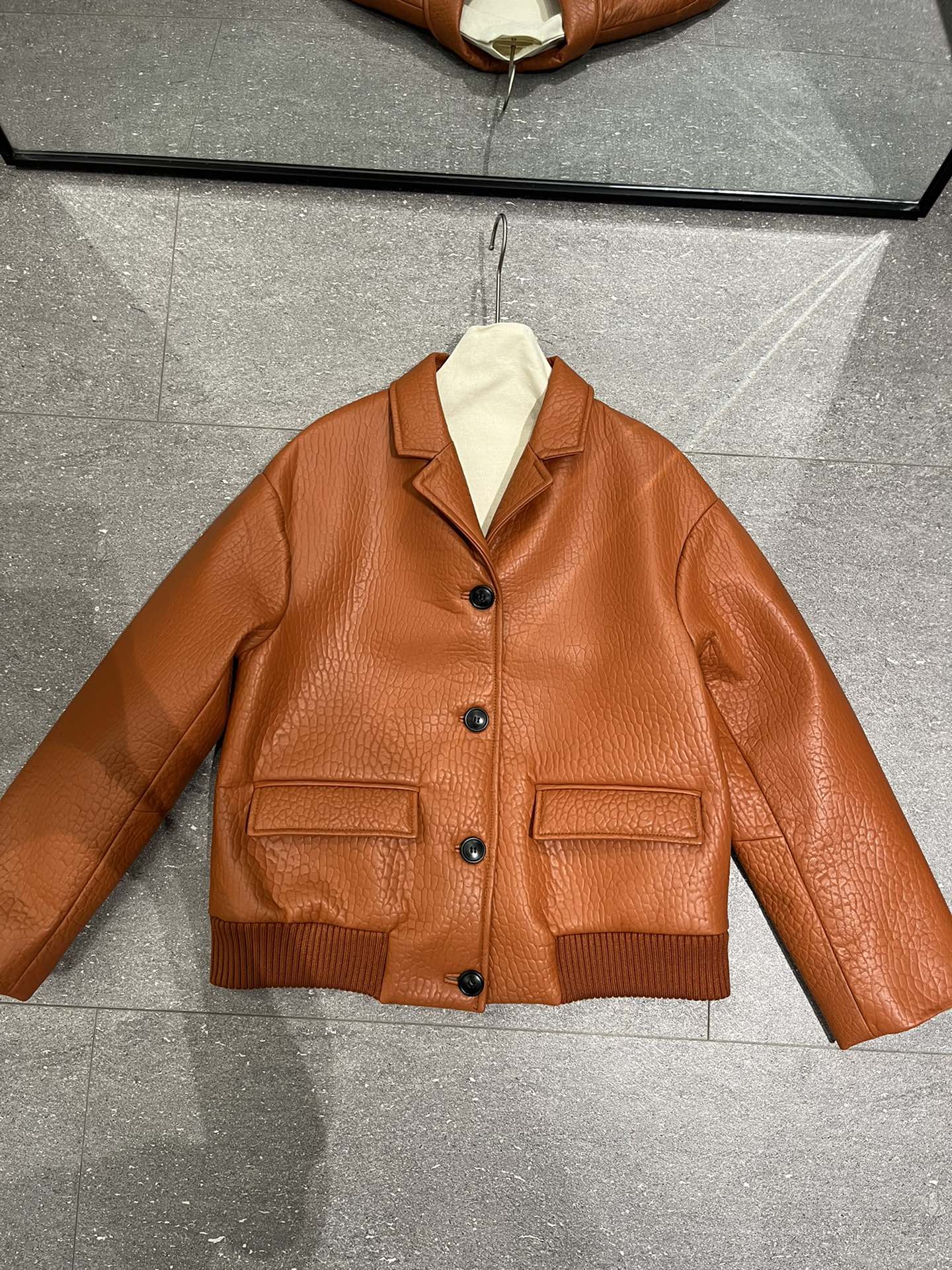 NO:785872,Miu Miu's wide version jacket, the sheepskin composite sponge creates a fluffy effect and then presses out the big bubble texture. There are many processes, the shipment is slow, and we do not accept urgent orders. The size is S-19860909缪缪阔版外套,羊皮复合海绵营造出蓬蓬的效果再压出大泡的纹路,工序比较多,出货比较慢,不接急单 尺寸S- Xl码,宽松版型,不挑身材,皮料不硬上身轻盈,缪缪-服装,jackets & coats,sheepskin,,Women's clothing