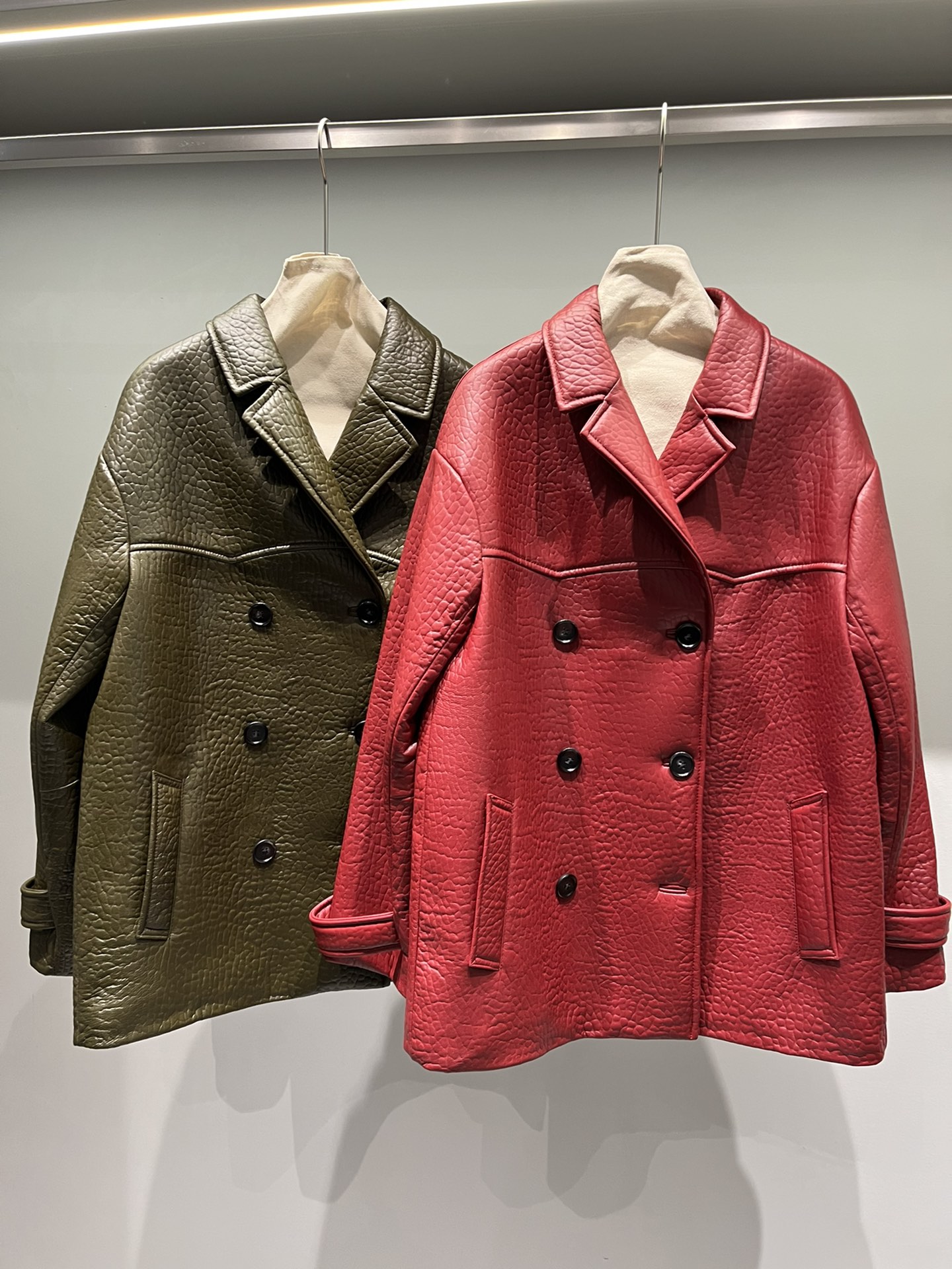 NO:777676,Miu Miu's large wide version jacket can be controlled by fat people. The sheepskin composite sponge creates a fluffy effect, and then the bubble pattern is pressed. The craftsmanship is complex, and we do not accept urgent orders. Miu Miu - clothing, jackets & coats, sheepskin,19860909缪缪大阔版外套,胖子可以驾驭.羊皮复合海绵营造出蓬蓬的效果,再压泡纹,工艺复杂,不接急单,缪缪-服装,jackets & coats,sheepskin,,Women's clothing