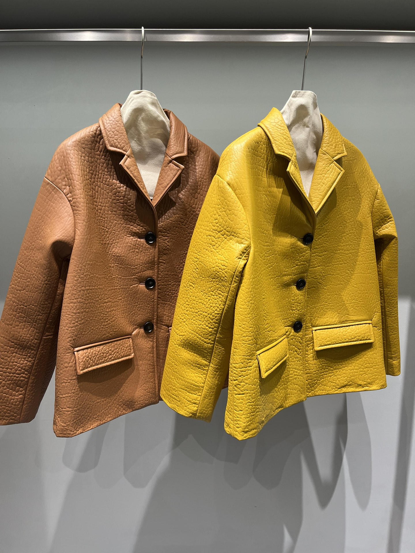 NO:777682,Miu Miu's wide-fitting jackets are not flattering on your body shape. The sheepskin composite sponge creates a fluffy feeling, and then the foam texture is pressed. The process is complicated and does not accept urgent orders. Miu Miu - Clothing, jackets & coats, sheepskin,19860909缪缪阔版外套,不挑身材.羊皮复合海绵营造出蓬蓬的感觉,再压泡纹路,工序复杂不接急单,缪缪-服装,jackets & coats,sheepskin,,Women's clothing