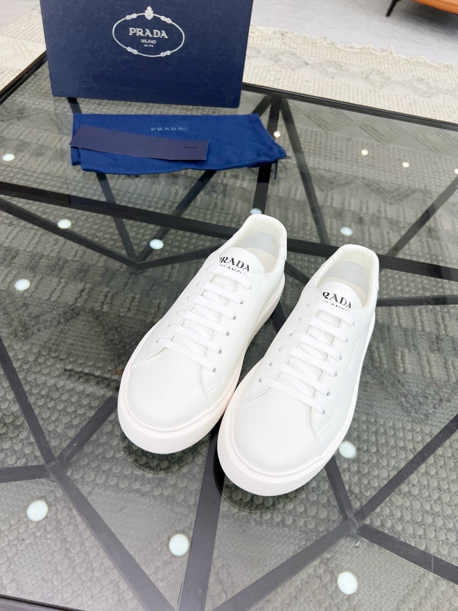 NO:218925,Brand P R A D A Color Original Color Pair Number 38-44 Customized 45 Price Material Prada New Product Original Single-Place Low-top Casual Sports Shoes!  The upper is made of original soft cowhide with Prada logo cowhide inner lining. The original cowhide foot pad is super light and has high quality. Prada, prada, sneakers, cowhide19860909品牌P R A D A 颜色原版配色 码数38-44定做45 价格 材质普拉达新品原单货低帮休闲运动鞋！鞋面采用原版柔软牛皮搭配普拉达标识牛皮内里 牛皮垫脚原版开模超轻大底、高品质值得拥有,普拉达,prada,sneakers,cowhide,Men's shoes