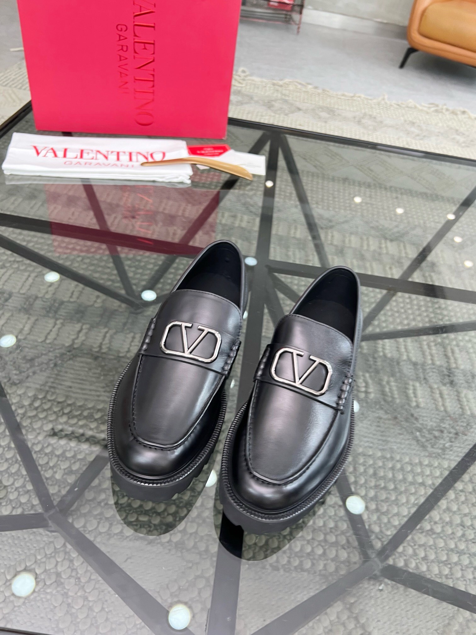 NO:219018,Brand VALENTINO Color Original Color Number 39-44 Customized 38.45.46 Price Material Valentino Casual Leather Shoes The same style of the counter is the best imported cowhide head layer cowhide inner cowhide footbed style atmospheric footwear, perfect flow line, high quality workmanship 1:1 accurate reproduction, pure handmade to create a comfortable wearing experience Original private model outsole, Valentino casual shoes, valentino, valentino, cowhide19860909品牌VALENTINO 颜色原版配色 码数39-44定做38.45.46 价格 材质华伦天奴休闲皮鞋 专柜同款优选进口牛皮头层牛皮内里牛皮垫脚版型大气上脚超有气质完美的流线高品质做工1:1精准复刻 纯手工打造舒适的穿着体验原版私模大底,华伦天奴休闲鞋,valentino,valentino,cowhide,Men's shoes