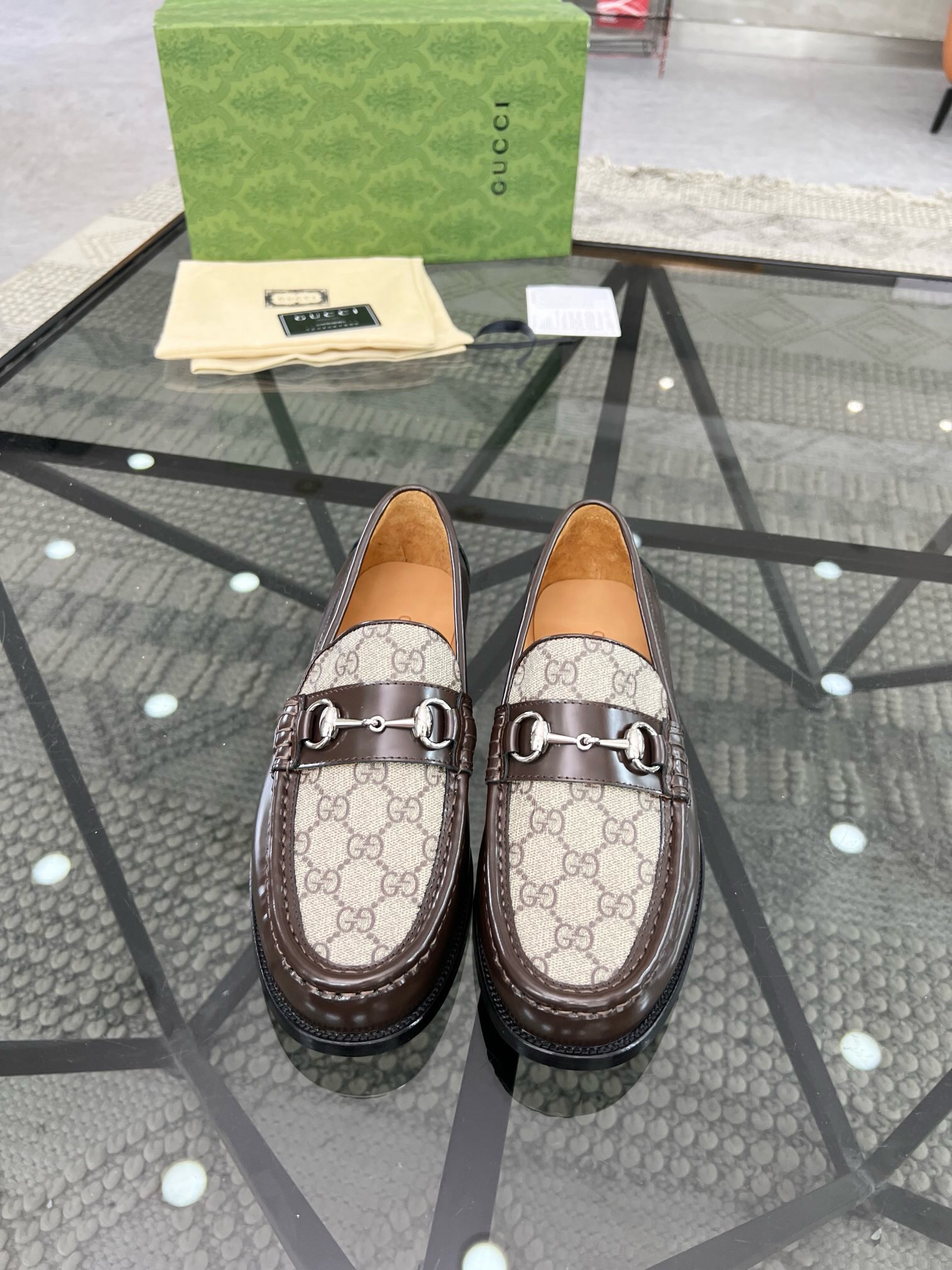 NO:219058,Brand G U C C I color original color matching Number 39-44 Customized 38.45.46 Price Material Guqi new style Business formal leather shoes!  Quality please see the details Classic simple design Pure Goodyear hand-crafted and rigorous fine upper imported handmade cowhide leather to create fashionable headline cowhide inner high-end customization Original special supply (real leather sole) high quality Worth owning, Guqi leather shoes, cowhide, Leather soles19860909品牌G U C C I 颜色原版配色 码数39-44定做38.45.46 价格 材质古奇新款 商务正装皮鞋！质量请看细节经典简约设计纯固特异手工严谨精细鞋面进口手工牛皮制作打造出时尚头条牛皮内里高端定制 原版特供（真皮大底）高品质 值得拥有,古奇 皮鞋,cowhide,Leather soles,Men's shoes