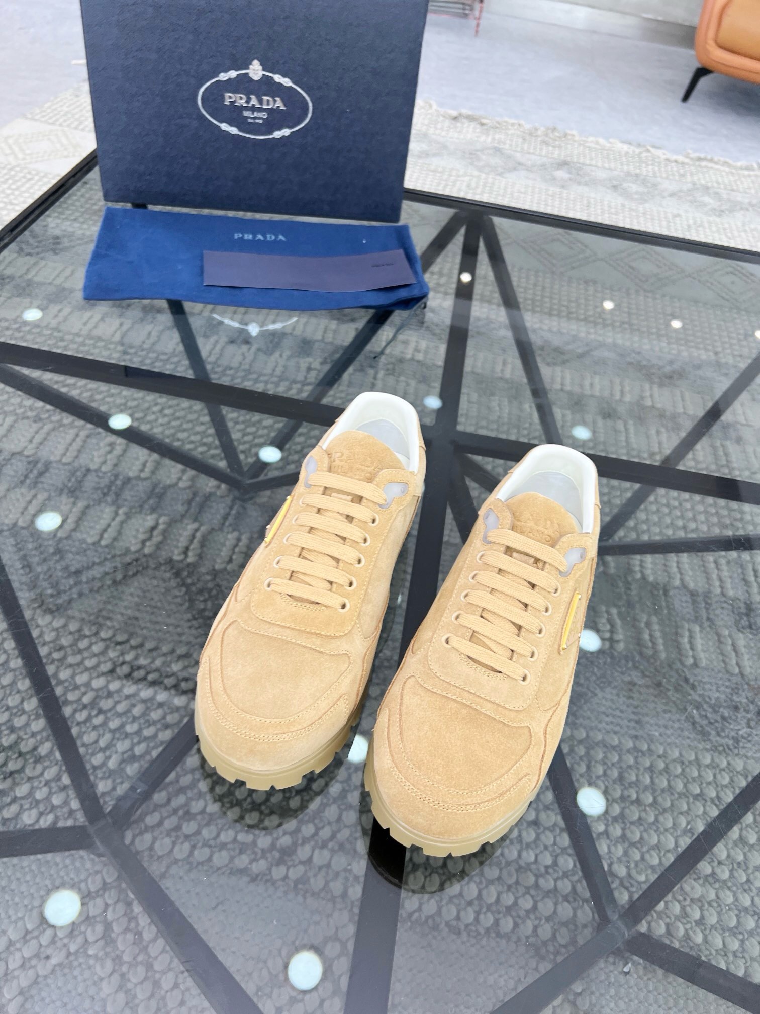 NO:219081,Brand P R A D A Color Original Color Pair Number 38-44 Customized 45 Price Material Prada New Product Original Single-Place Low-top Casual Sports Shoes!  The upper is made of original soft cowhide with Prada logo cowhide inner lining. The original molded outsole of cowhide is made of high quality, worth owning. Prada, prada, sneakers, cowhide19860909品牌P R A D A 颜色原版配色 码数38-44定做45 价格 材质普拉达新品原单货低帮休闲运动鞋！鞋面采用原版柔软牛皮搭配普拉达标识牛皮内里 牛皮垫脚原版开模大底、高品质值得拥有,普拉达,prada,sneakers,cowhide,Men's shoes