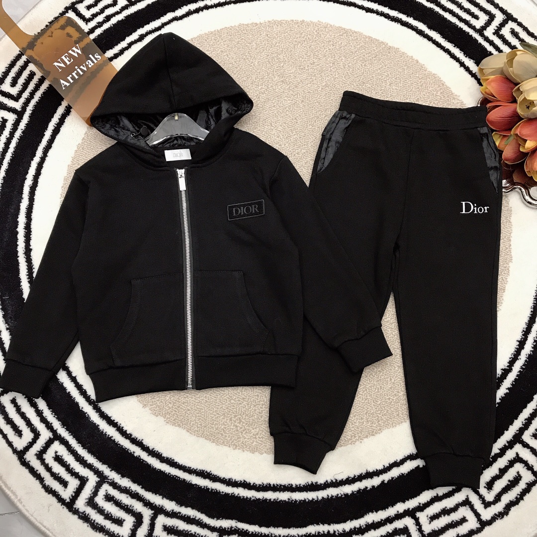 NO:209431,Size 100/1 110/1 DIO* High-end style~ Zipper hooded sweatshirt jacket trousers, two-piece set Customized hardware zipper, original wash mark, plush ring card LOGO logo on the chest, made of 380 grams of terry fabric, thickened thickness, winter outfit, double-layer hat method, super heavy industry!  High-quality customer-supplied delicate pure cotton fabrics, exquisite inner lining, exquisite letter embroidery, high-quality version, special price, dior, hoodie, sweatshirts, jackets & coats, hats,19860909尺码100/1 110/1 DIO* 高定款～ 拉链连帽卫衣外套长裤 两件套套装 定制五金拉链,原版洗水唛头,胸前毛绒圈卡牌LOGO标识,采用克重380克毛圈面料打造 厚度加厚 冬季穿搭 帽子双层做法,超级重工！优质客供细腻纯棉面料  精致做内里logo里衬打造 精致字母刺绣 高品质版本,特价款,dior,hoodie,sweatshirts,jackets & coats,hats,,Children's