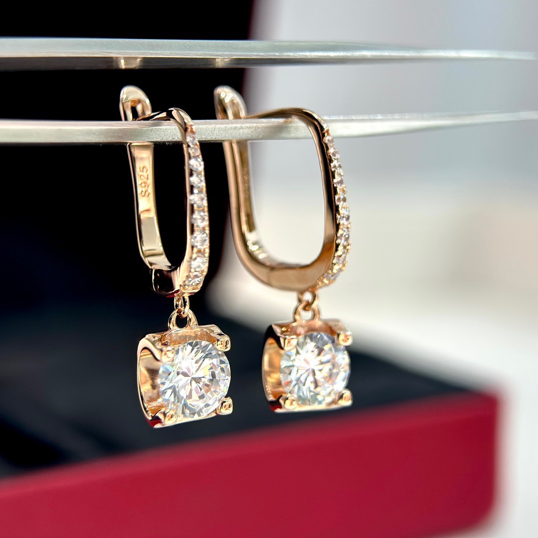 
A4266 👑卡家 两克拉 💎 牛角 弯钩 耳环 出货出货啦啦啦✨✨最时尚经典牛角系列🌼不多作介绍！现