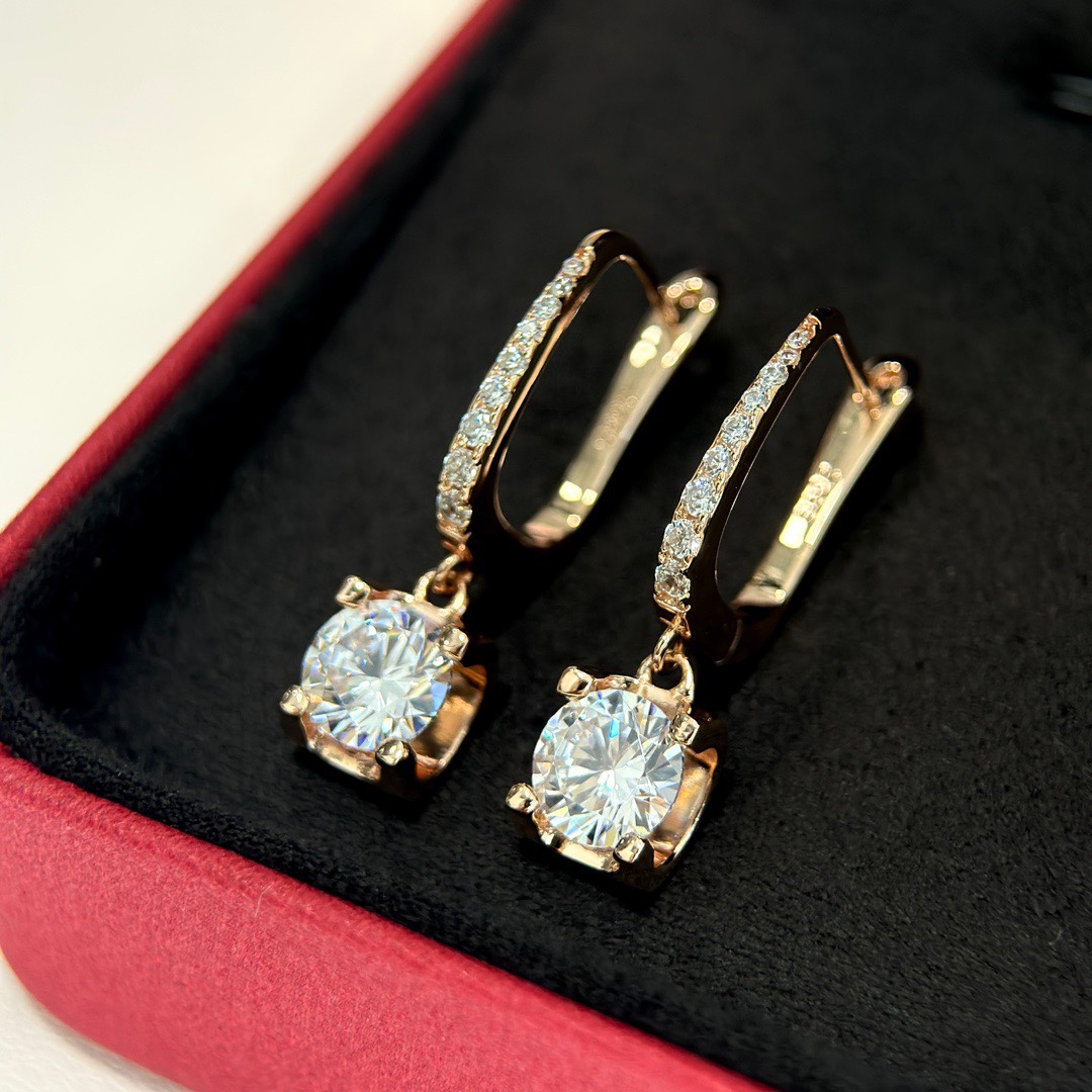 
A4266 👑卡家 两克拉 💎 牛角 弯钩 耳环 出货出货啦啦啦✨✨最时尚经典牛角系列🌼不多作介绍！现