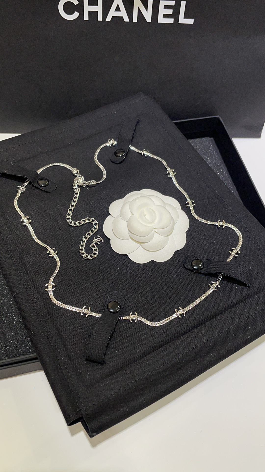 NO:635400,88240, arrived today 14-flower silver 24B new fourteen-flower double C silver snake bone chain mid-length necklace sweater necklace. The thin snake bone chain is embellished with 14 silver classic double Cs. The simpler, the more fashionable. High-end silver has a cool and spicy feel. The length of the medium-long necklace is versatile and practical. Exclusive purchase from yb customization. Consistent brass material. 14C necklace with packaging box  Length is about 61-74cm, sweaters, necklace, Cartier high-end jewelry1986090988240,今日到货14花银色 24B新款十四花双C银色蛇骨链中长款项链毛衣链 细细的蛇骨链点缀14颗银色经典双C 越简单越时髦高级银色自带酷辣感 中长款项链的长度百搭实用性太绝了 独家购入yb定制 一致黄铜材质 14C项链带包装盒 长度约61-74cm,,sweaters,necklace,卡迪亚高端饰品,Jewelry