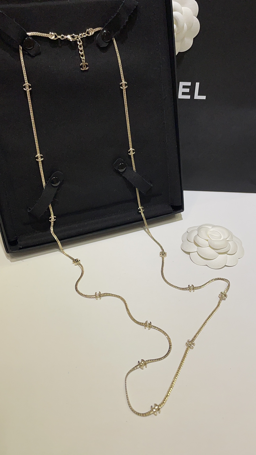 NO:104083,15 flowers light gold arrive today 24B new 15 flowers double C light gold snake bone chain long necklace sweater chain thin snake bone chain embellishment 15 light gold classic double C simpler the fashionable and fashionable. The light gold is very gentle. This style is also suitable for wearing in two circles without stumbling neck, Chanel necklace, chanel, sweaters, necklace19860909今日到货15花淡金 24B新款十五花双C淡金色蛇骨链长款项链毛衣链 细细的蛇骨链点缀15颗淡金色经典双C 越简单越时髦高级淡淡的金色很温柔 这款绕两圈佩戴也很适合不卡脖子,香奈儿项链,chanel,sweaters,necklace,Jewelry