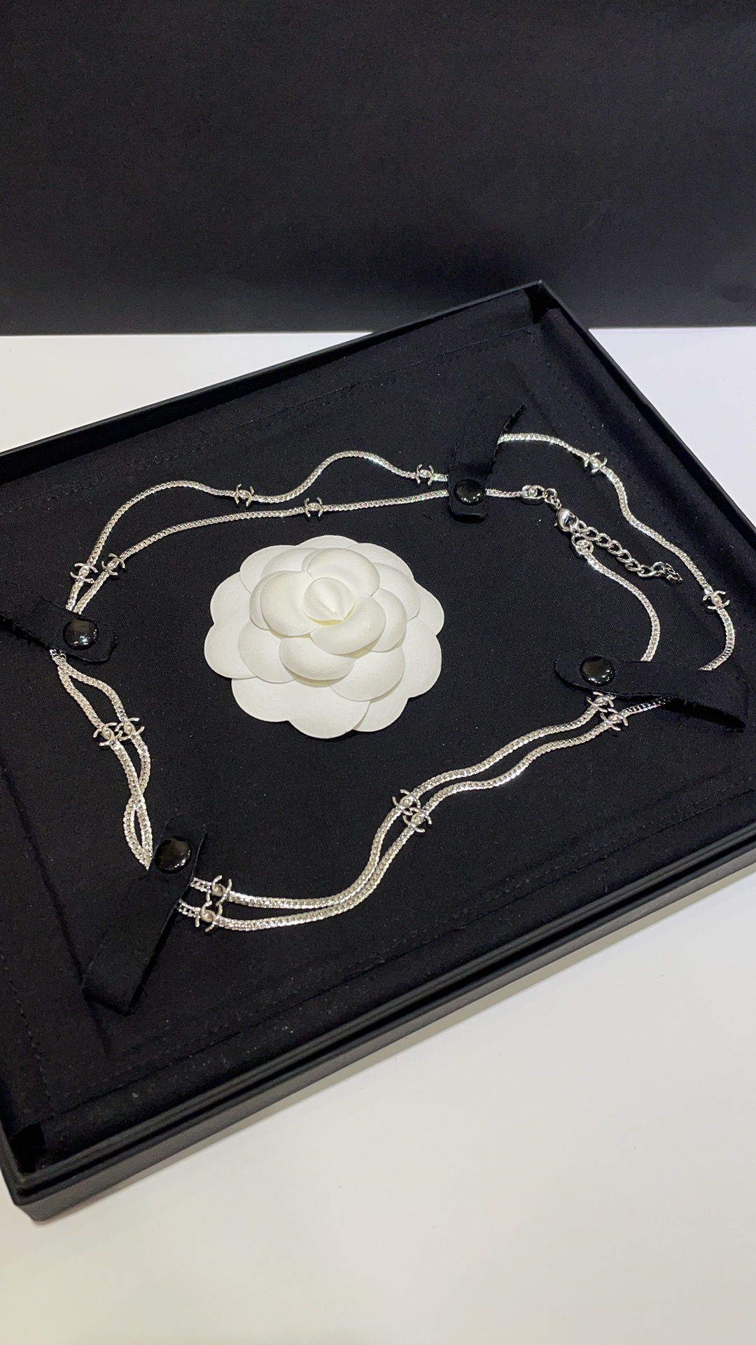 NO:104079,15 flowers silver 24B new style 15 flowers double C silver snake bone chain long necklace sweater chain thin snake bone chain embellishment 15 light gold classic double C simpler the more fashionable the high-end silver is cool and youthful. This style is also suitable for wearing in two circles without stumbling neck, Chanel necklace, chanel, sweaters, necklace1986090915花银色 24B新款十五花双C银色蛇骨链长款项链毛衣链 细细的蛇骨链点缀15颗淡金色经典双C 越简单越时髦高级银色很酷很显年轻 这款绕两圈佩戴也很适合不卡脖子,香奈儿项链,chanel,sweaters,necklace,Jewelry