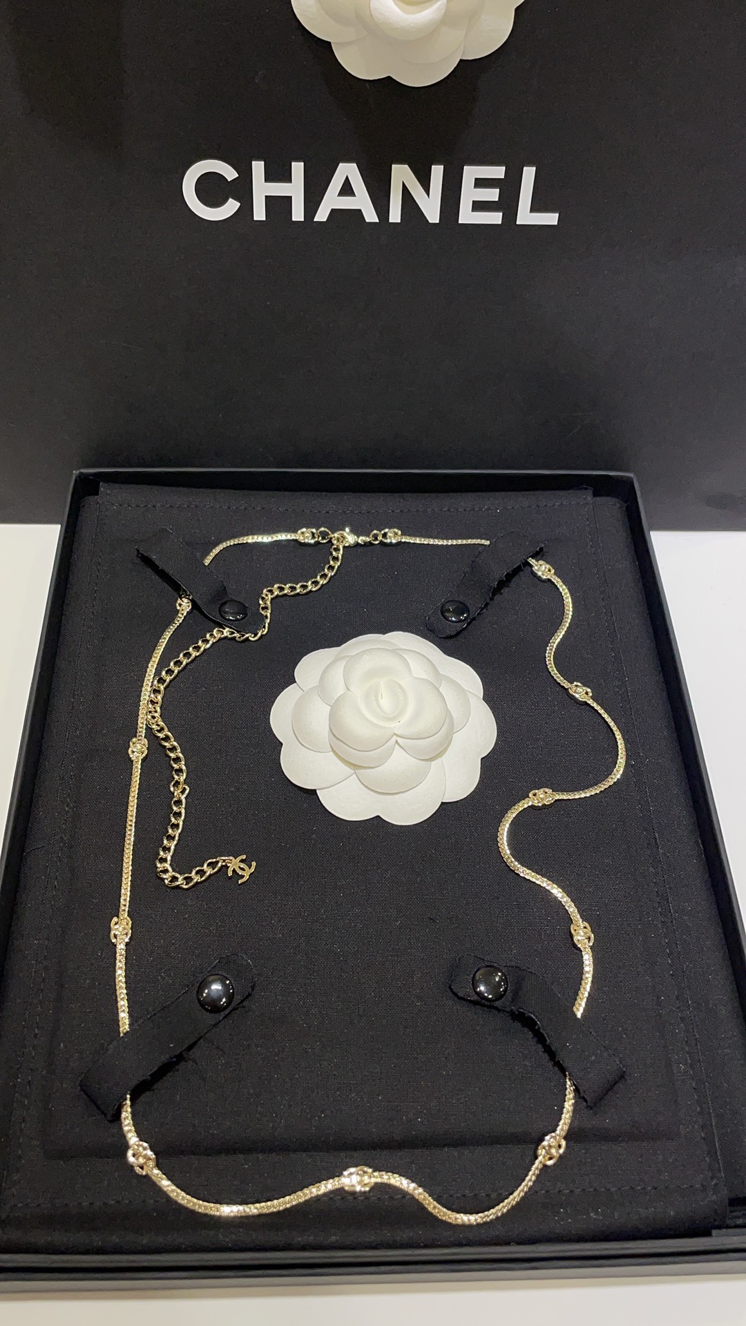 NO:631601,88230, today's new product 10 flower light gold 24B new ten flower double C light gold snake bone chain long necklace sweater chain. This is not only suitable as a sweater chain, but also suitable for wearing as a waist chain. The thin snake bone chain is embellished with 10 light gold classic double Cs. The simpler, the more fashionable and advanced. The light gold is very gentle. Customized z version. Consistent brass material. Length is about 68-88cm. Sweaters, necklace, Cardia high-end jewelry.1986090988230,今日新品10花淡金 24B新款十花双C淡金色蛇骨链长款项链毛衣链 这款除了当毛衣链还很适合当腰链佩戴 细细的蛇骨链点缀10颗淡金色经典双C 越简单越时髦高级淡淡的金色很温柔 z版定制 一致黄铜材质 长度约68-88cm,,sweaters,necklace,卡迪亚高端饰品,Jewelry
