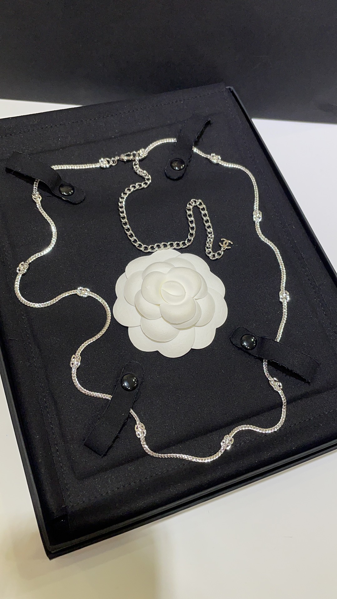 NO:631603,88230 Today’s new product 10 flower silver 24B new ten flower double C silver snake bone chain long necklace sweater chain. This is not only suitable for sweater chain, but also suitable for wearing as a waist chain. The thin snake bone chain is embellished with 10 silver classic double C. The simpler, the more fashionable and advanced. If you like low-key, you must buy silver. Z version customization. Consistent brass material. Length is about 68-88cm, sweaters, necklace, Cartier high-end jewelry.1986090988230今日新品10花银色 24B新款十花双C银色蛇骨链长款项链毛衣链 这款除了当毛衣链还很适合当腰链佩戴 细细的蛇骨链点缀10颗银色经典双C 越简单越时髦高级喜欢低调的必买银色 z版定制 一致黄铜材质 长度约68-88cm,,sweaters,necklace,卡迪亚高端饰品,Jewelry