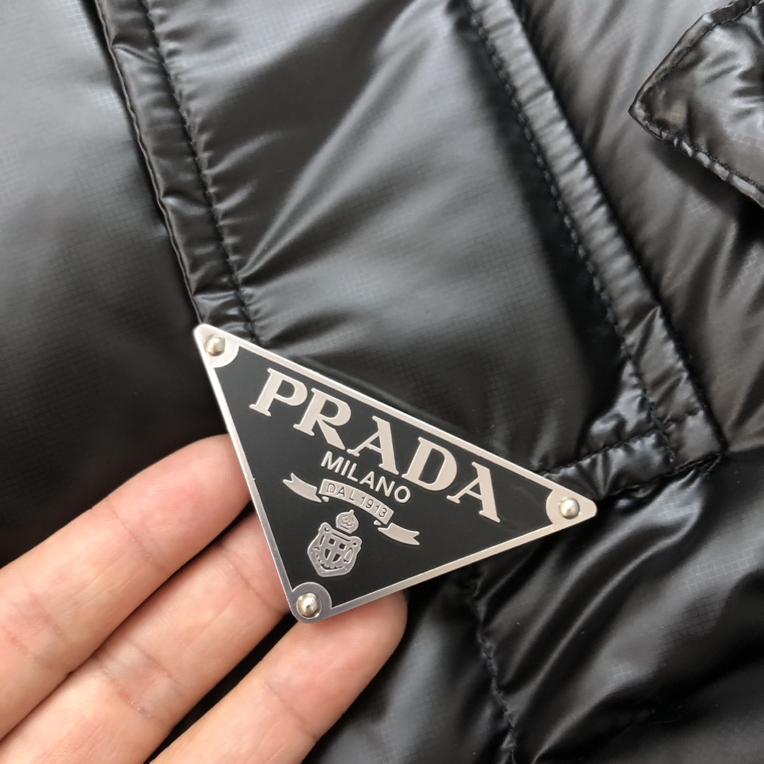 PRADA普拉达2024秋冬最新款亮面羽绒服！前胸口袋饰有品牌独特三角金属铁标徽章甄选客供100%棉纶材