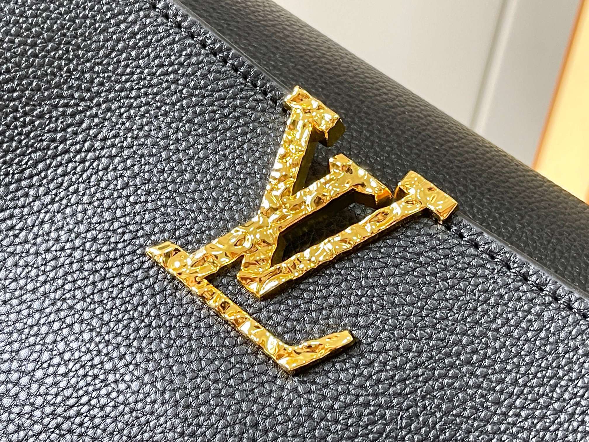 顶级原版 广州货🇫🇷M24664本款Cap-ucinesEastWest中号手袋出自LVCrush系列,