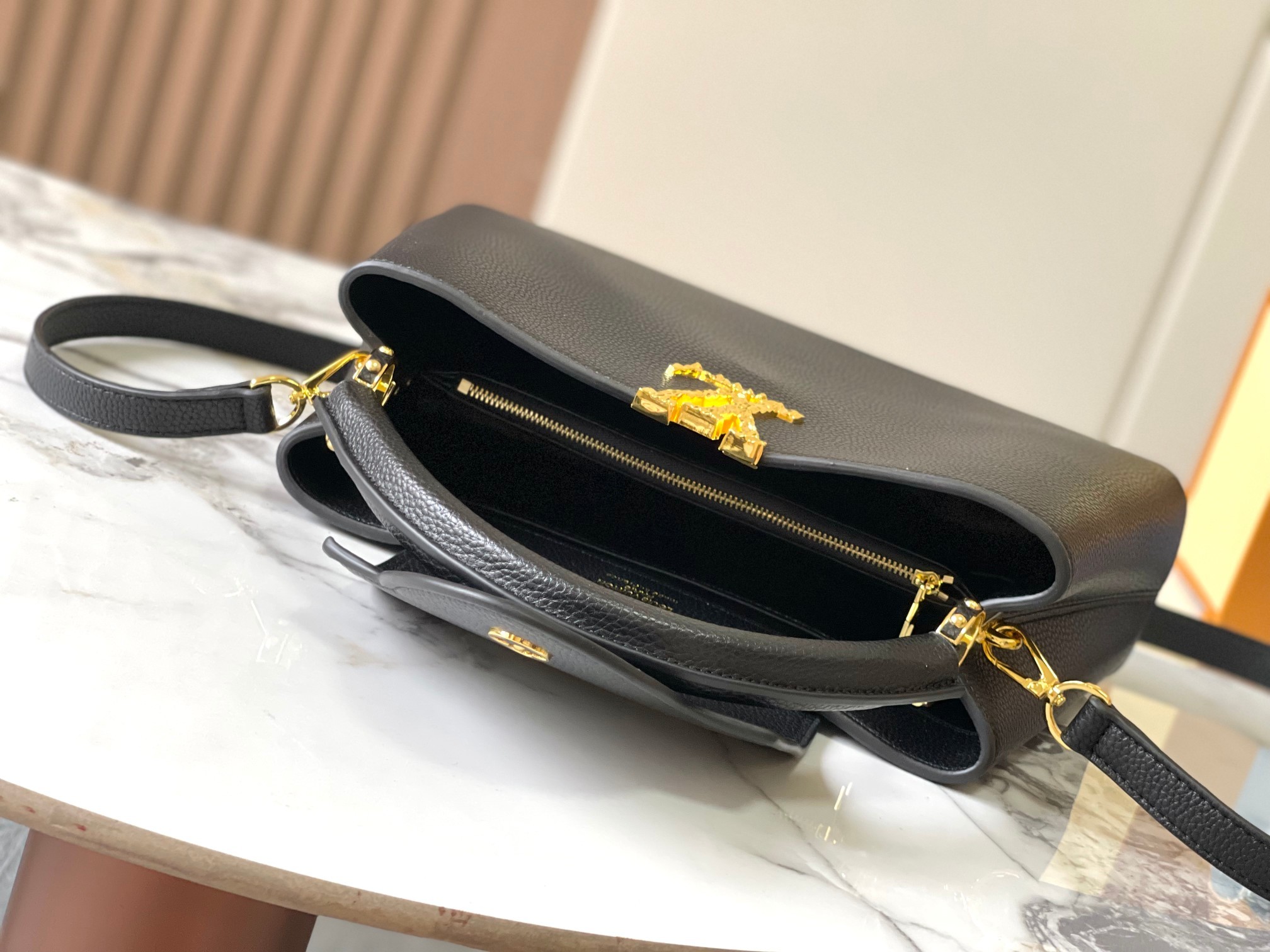 顶级原版 广州货🇫🇷M24664本款Cap-ucinesEastWest中号手袋出自LVCrush系列,