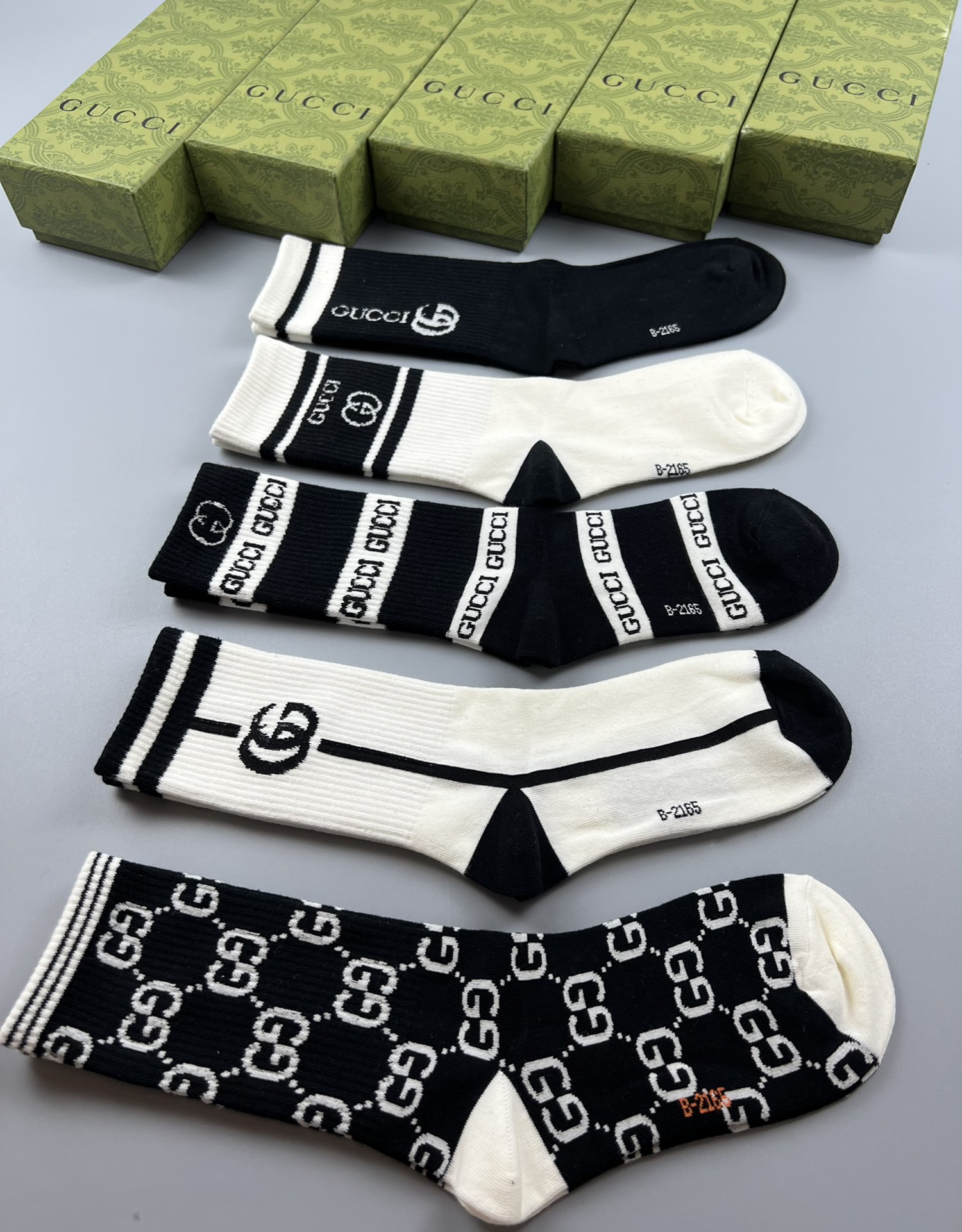 💛配专柜包装
GUCCI（古驰）新款中长款堆堆袜袜子！一盒五双，专柜同步筒袜袜子，💛大牌出街，潮人必备。