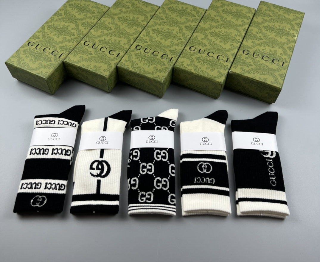 💛配专柜包装
GUCCI（古驰）新款中长款堆堆袜袜子！一盒五双，专柜同步筒袜袜子，💛大牌出街，潮人必备。
